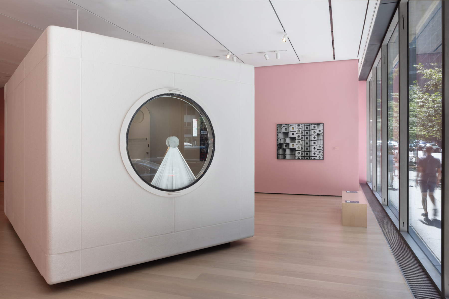 Allestimenti della mostra The Many Lives of the Nakagin Capsule Tower. Foto: Jonathan Dorado