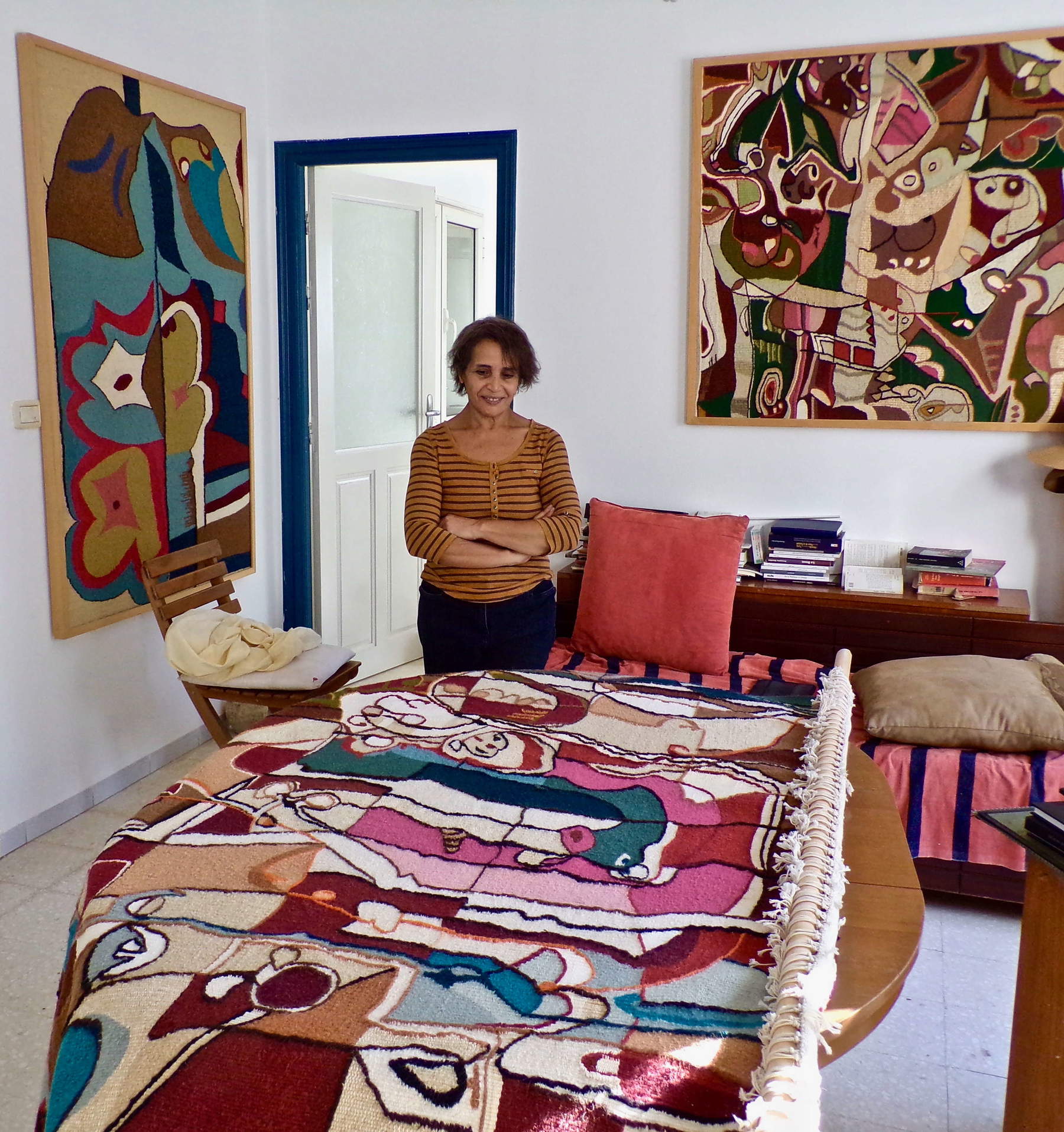Amina Saoudi nel suo atelier. Foto: Naceur Ben Cheikh