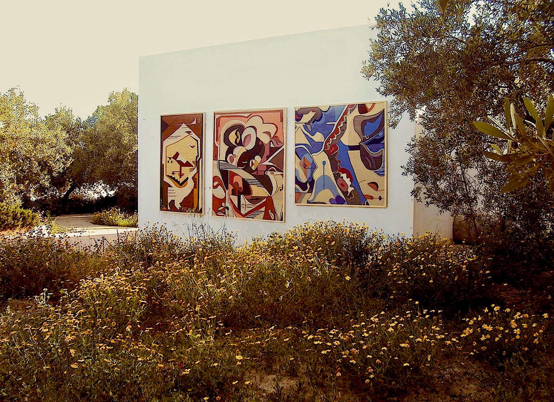 Allestimenti della mostra privata in omaggio a Paul Klee con gli arazzi di Amina Saoudi, allestita nei giardini della villa familiare (2014). Foto: Naceur Ben Cheikh