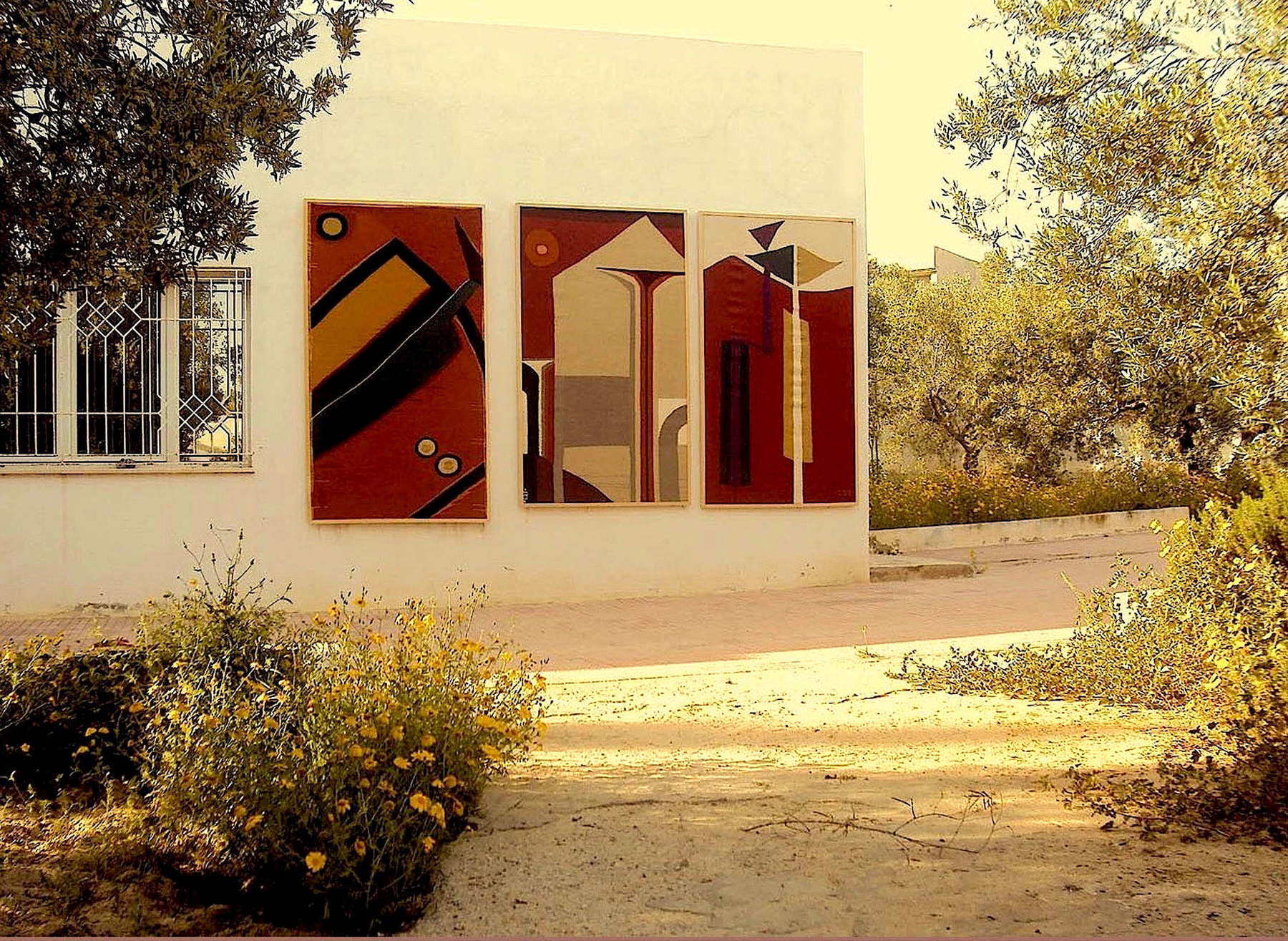 Allestimenti della mostra privata in omaggio a Paul Klee con gli arazzi di Amina Saoudi, allestita nei giardini della villa familiare (2014). Foto: Naceur Ben Cheikh