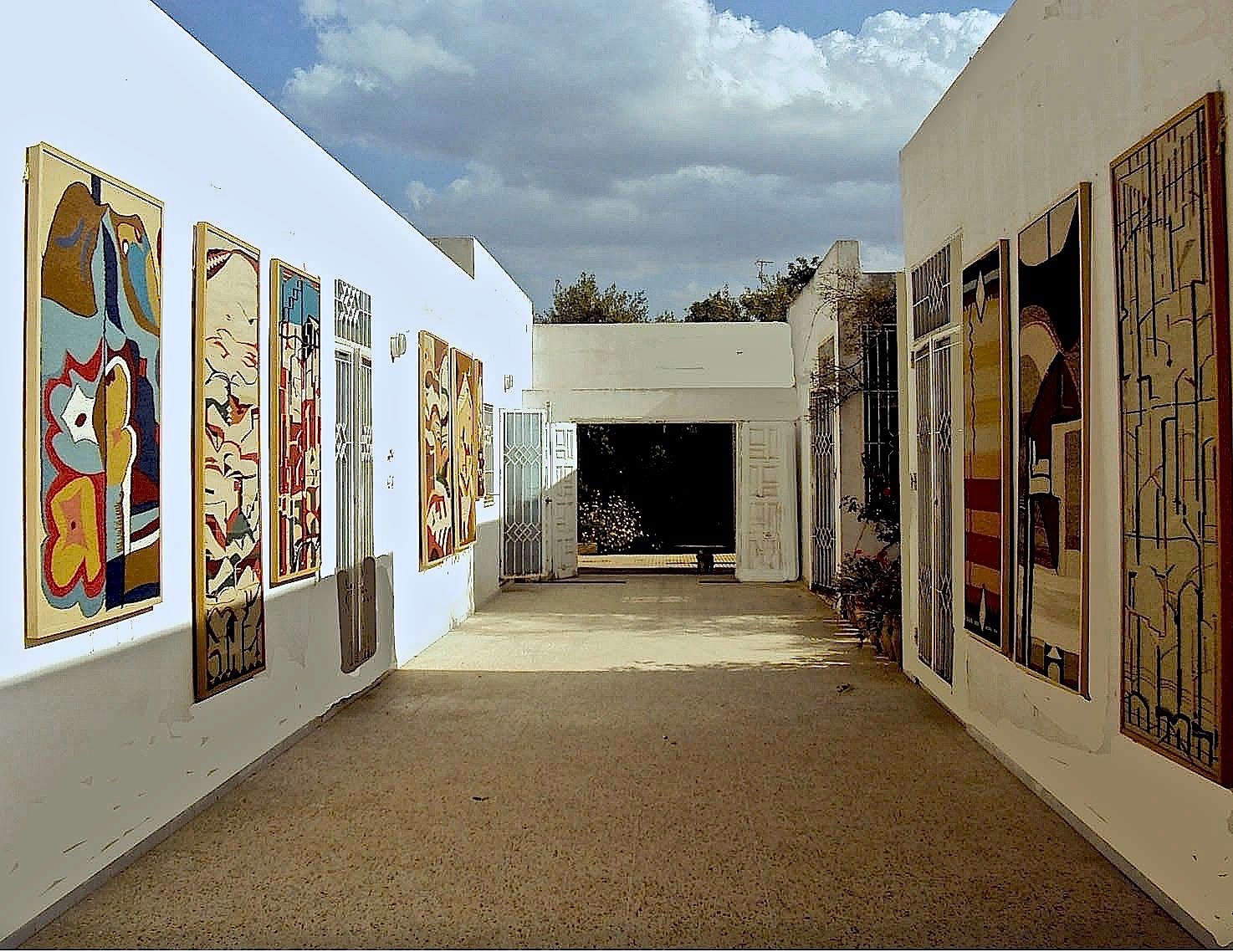 Allestimenti della mostra privata in omaggio a Paul Klee con gli arazzi di Amina Saoudi, allestita nei giardini della villa familiare (2014). Foto: Naceur Ben Cheikh