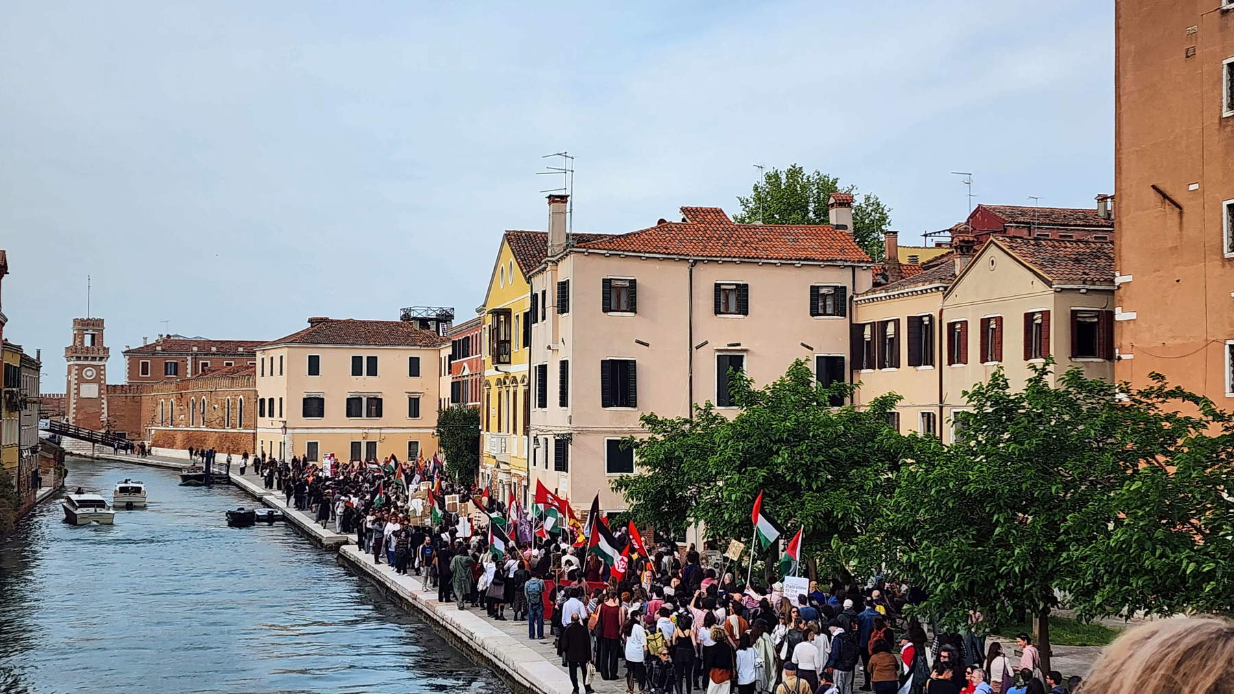 Manifestazione per Gaza vicino all'Arsenale di Venezia, una delle sedi della Biennale. Foto: Federico Giannini
