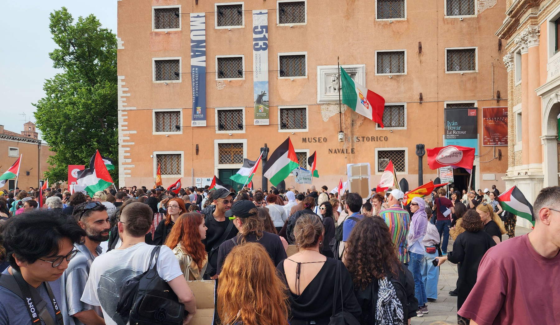Manifestazione per Gaza vicino all'Arsenale di Venezia, una delle sedi della Biennale. Foto: Federico Giannini