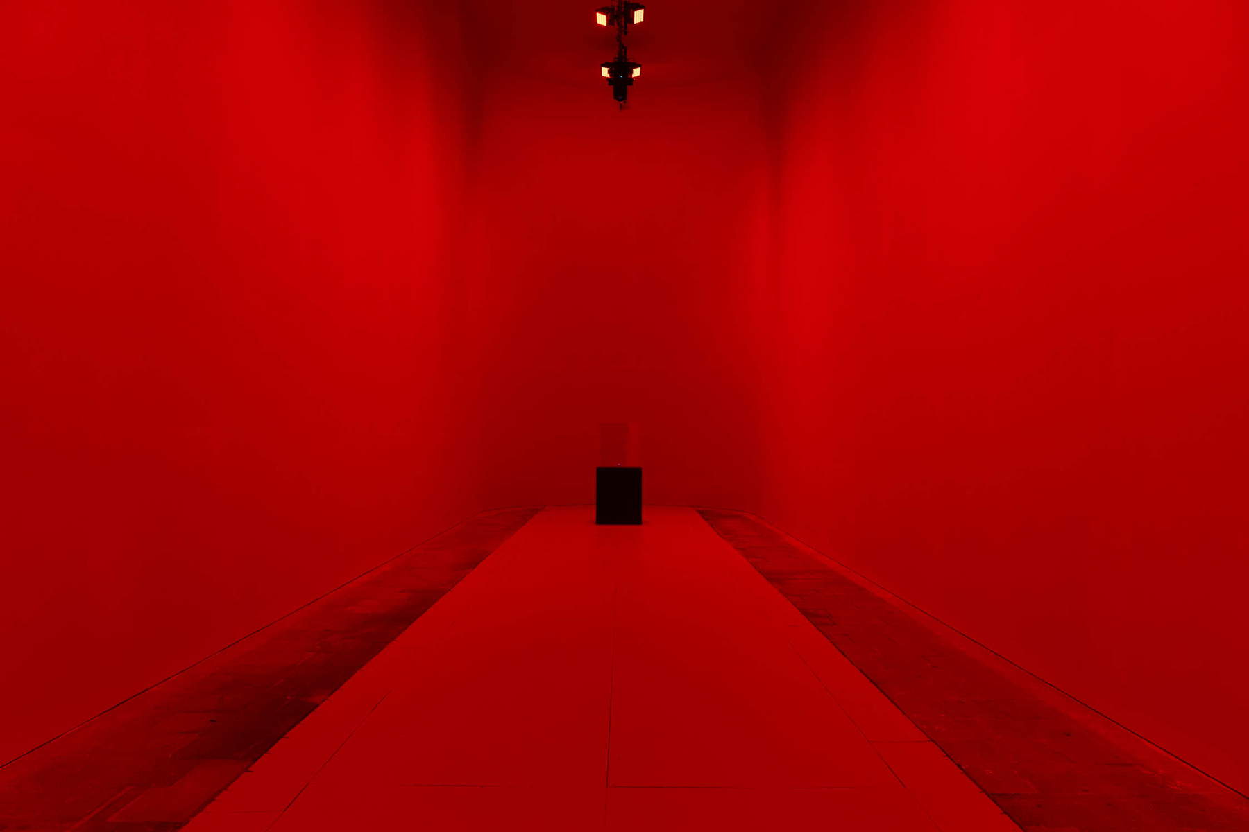 Alfredo Jaar, El fin del mundo (2023-2024; cobalto, tierras raras (neodimio), cobre, estaño, níquel, litio, manganeso, coltán (niobio), germanio (plata), platino, 4 &times; 4 &times; 4 cm)