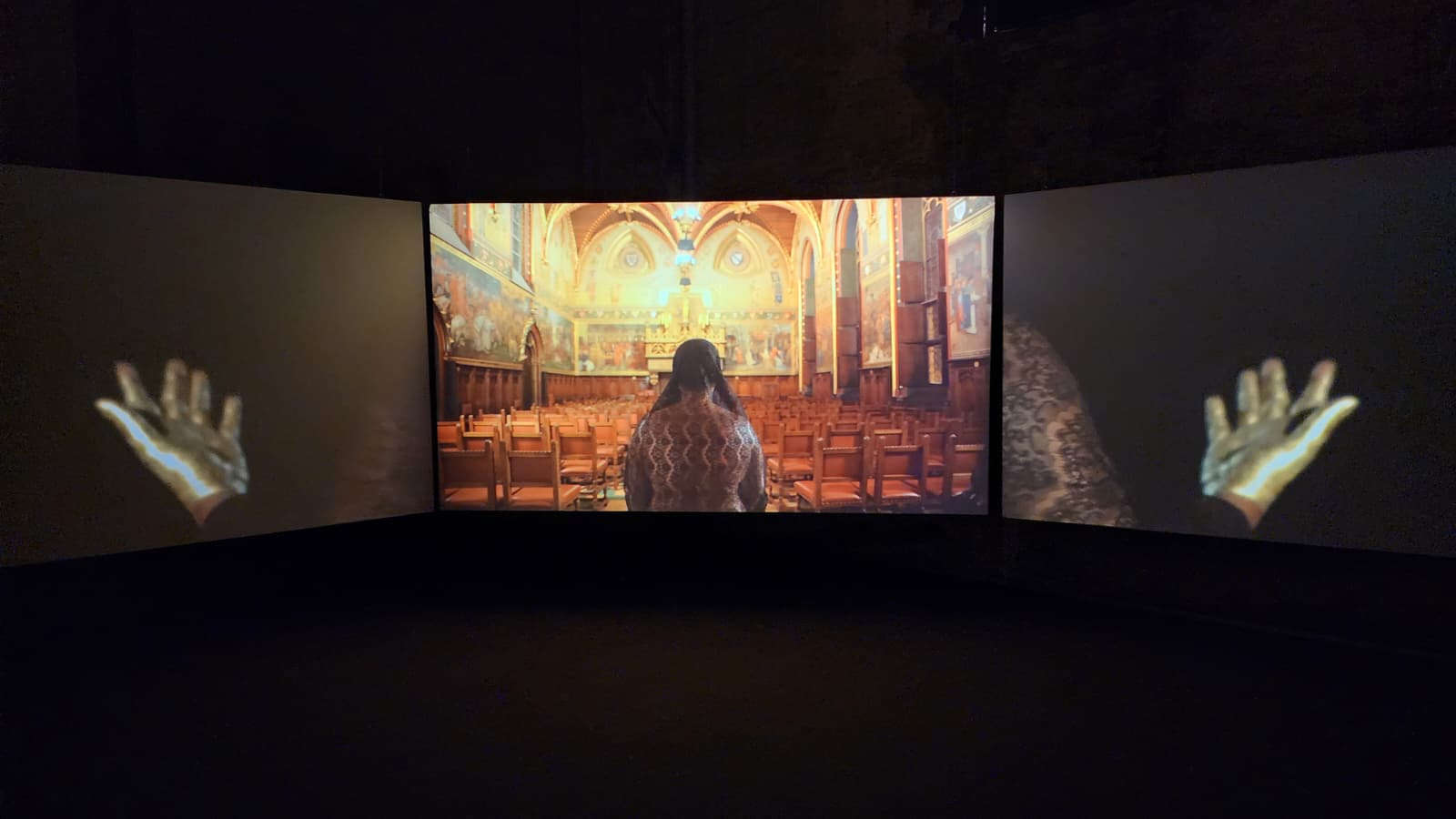Berni Searle, Interlaced (2011; videoproyección HD sincronizada de tres canales, color y sonido, duración 8'30''). Foto: Federico Giannini