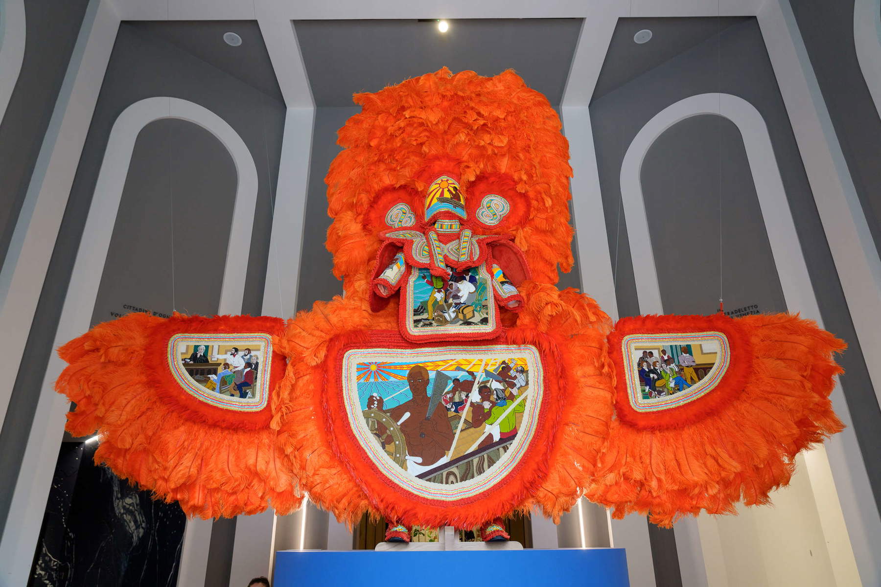 Big Chief Demond Melancon, Amistad Takeover (2026; cuentas de vidrio y strass sobre lienzo con terciopelo y plumas, 318 &times; 358 &times; 76,2 cm). Foto: Andrea Avezz&ugrave;