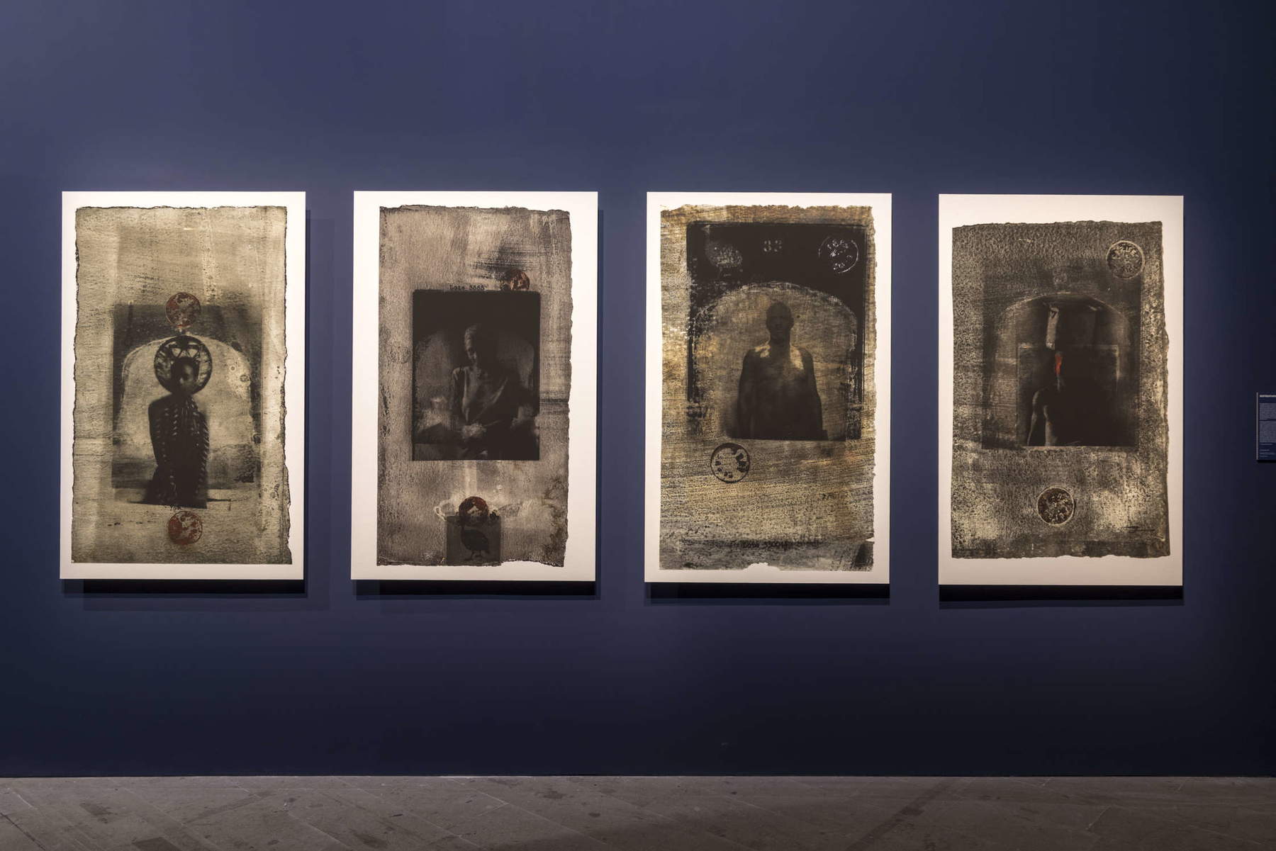 Eust&aacute;quio Neves, Cartas ao Mar (2016; impresiones fotogr&aacute;ficas y técnica mixta, 100 &times; 160 cm). Foto: Marco Zorzanello