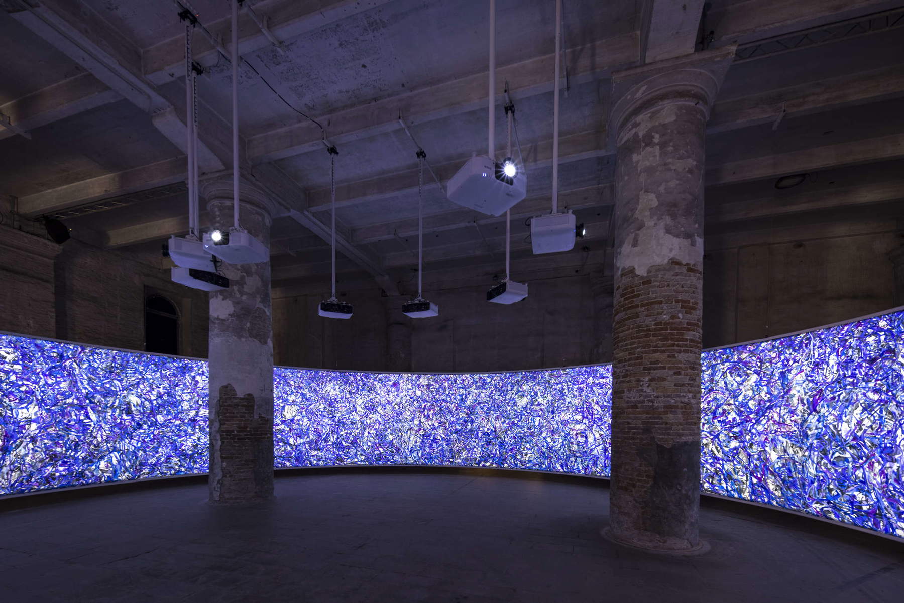 Khaled Sabsabi, Khalil (2026; videoinstalación HD de ocho canales con sonido, pintura acrílica sobre lienzo, acero, esencia de oud negro 1300 &times; 1300 cm, duración 64 min). Foto: Marco Zorzanello