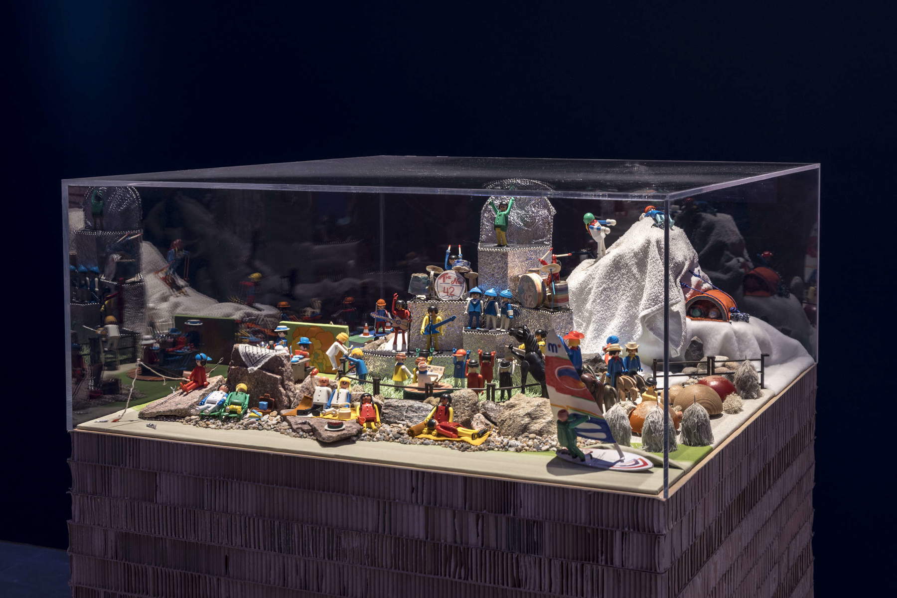 Nina Katchadourian, The Sj&ouml;bloms and B&aring;tsmans (1978-2026; juguetes de plástico, tablero de fibra, cartón, papel, tela, hilo, espuma, papel de aluminio, palillos de dientes, hierba de plástico, piedras, 100 &times; 100 &times; 40 cm). Foto: Marco Zorzanello