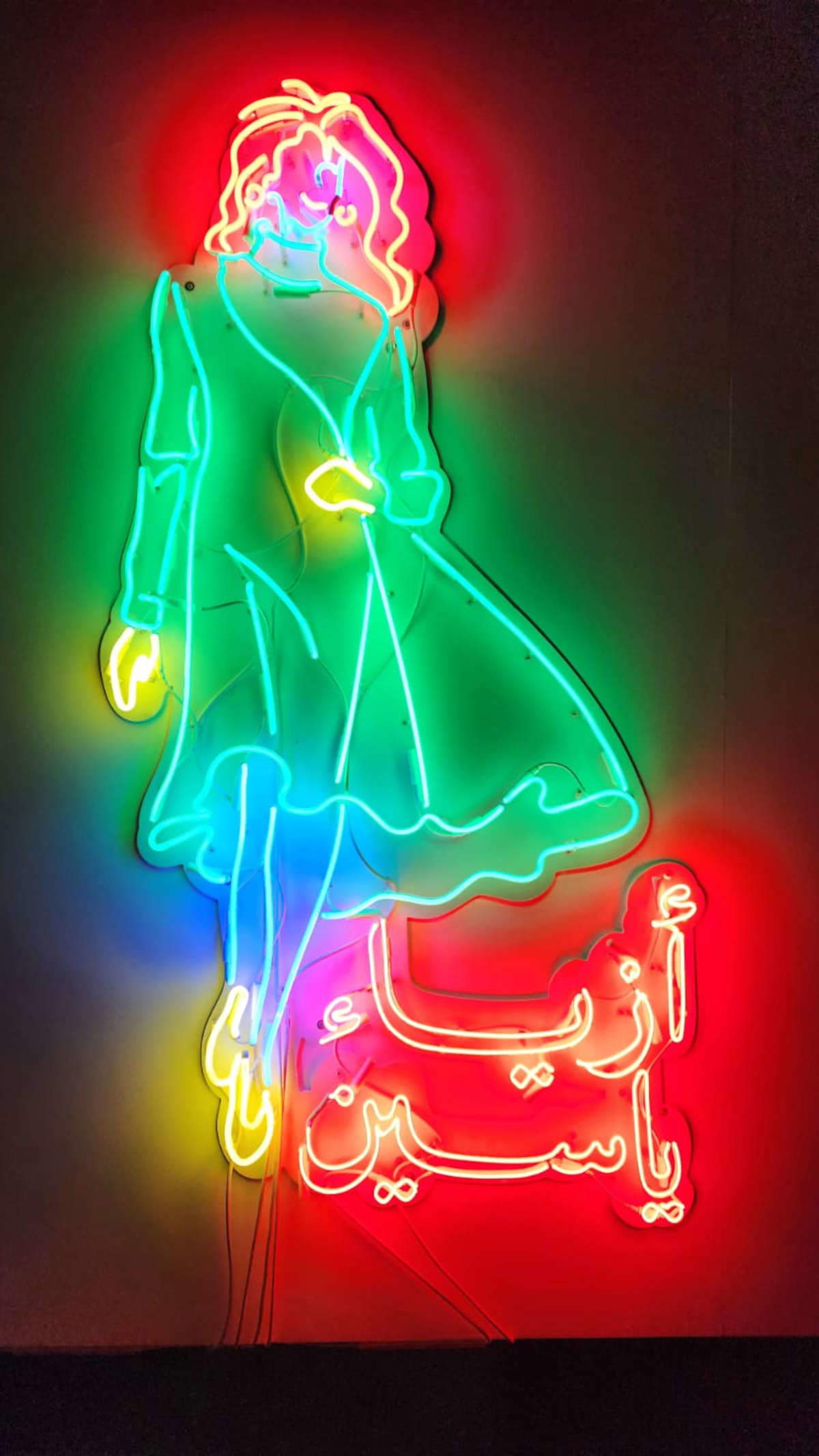 Raed Yassin, Azya' Yassin (2018; cartel de neón). Foto: Federico Giannini