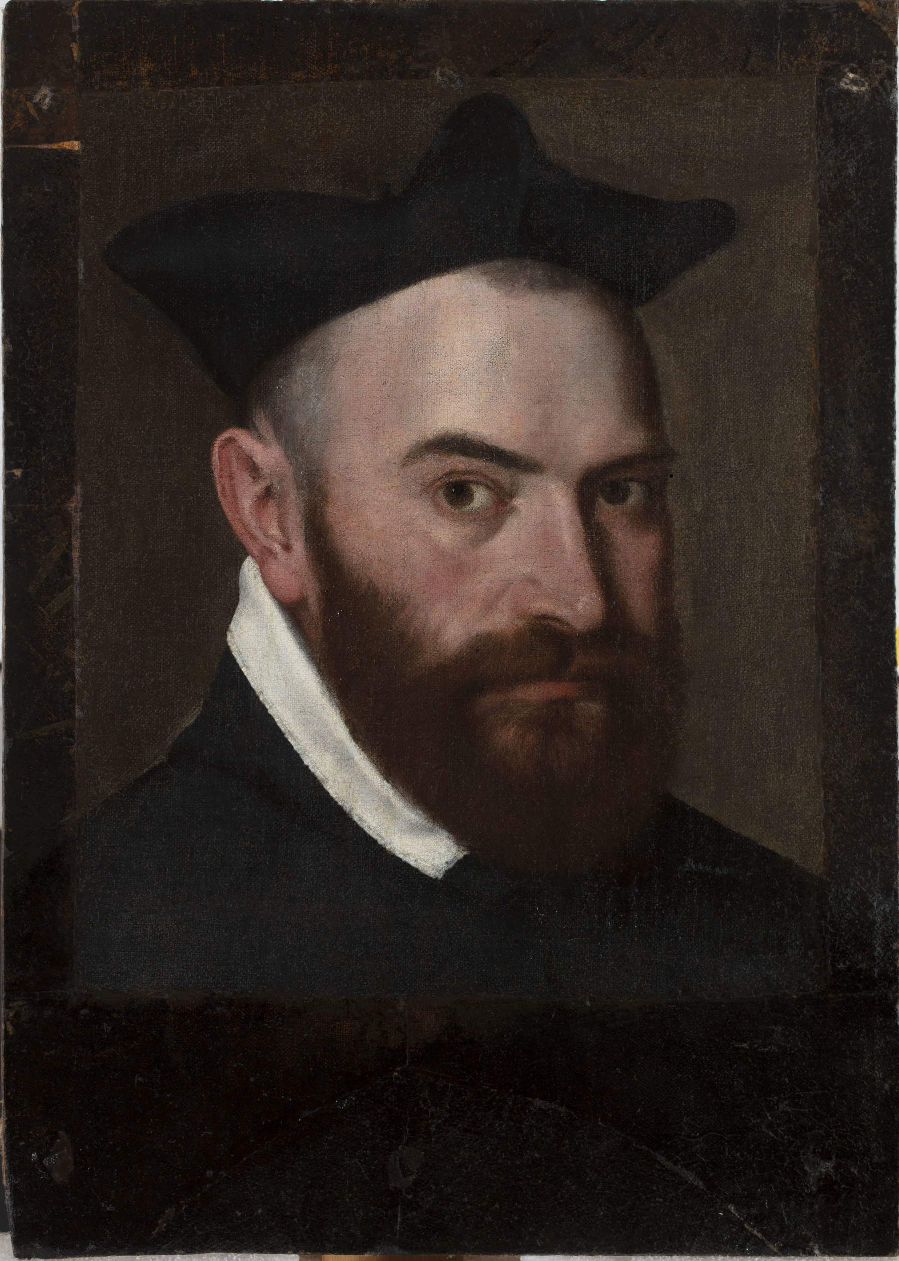 Giovanni Battista Moroni, Ritratto di ecclesiastico (olio su tela applicata su tavola, 42,5 x 35,5 cm). Dopo il restauro