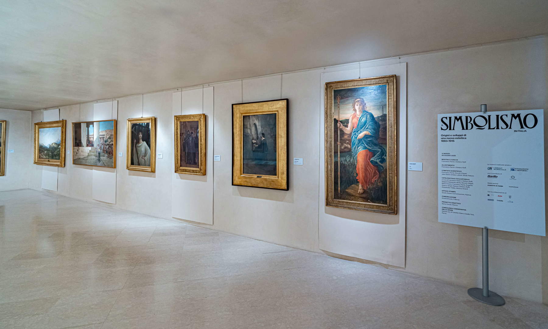 Mise en place de l'exposition Le symbolisme en Italie