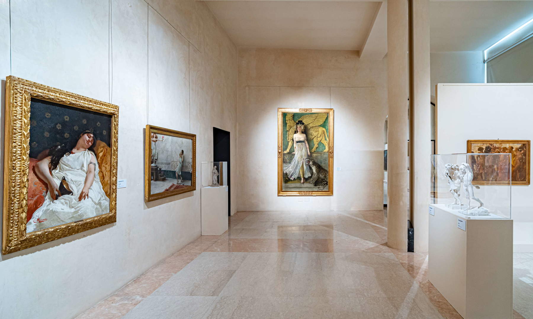 Mise en place de l'exposition Le symbolisme en Italie