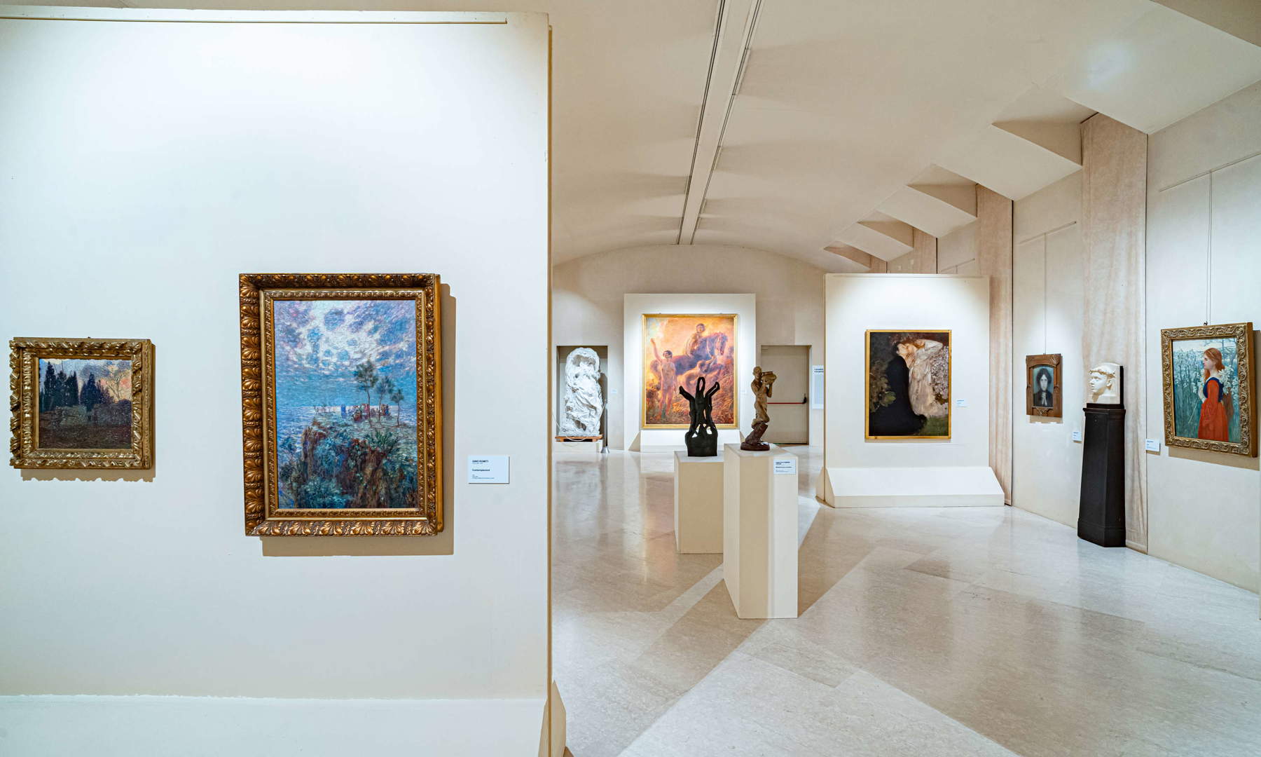 Mise en place de l'exposition Le symbolisme en Italie