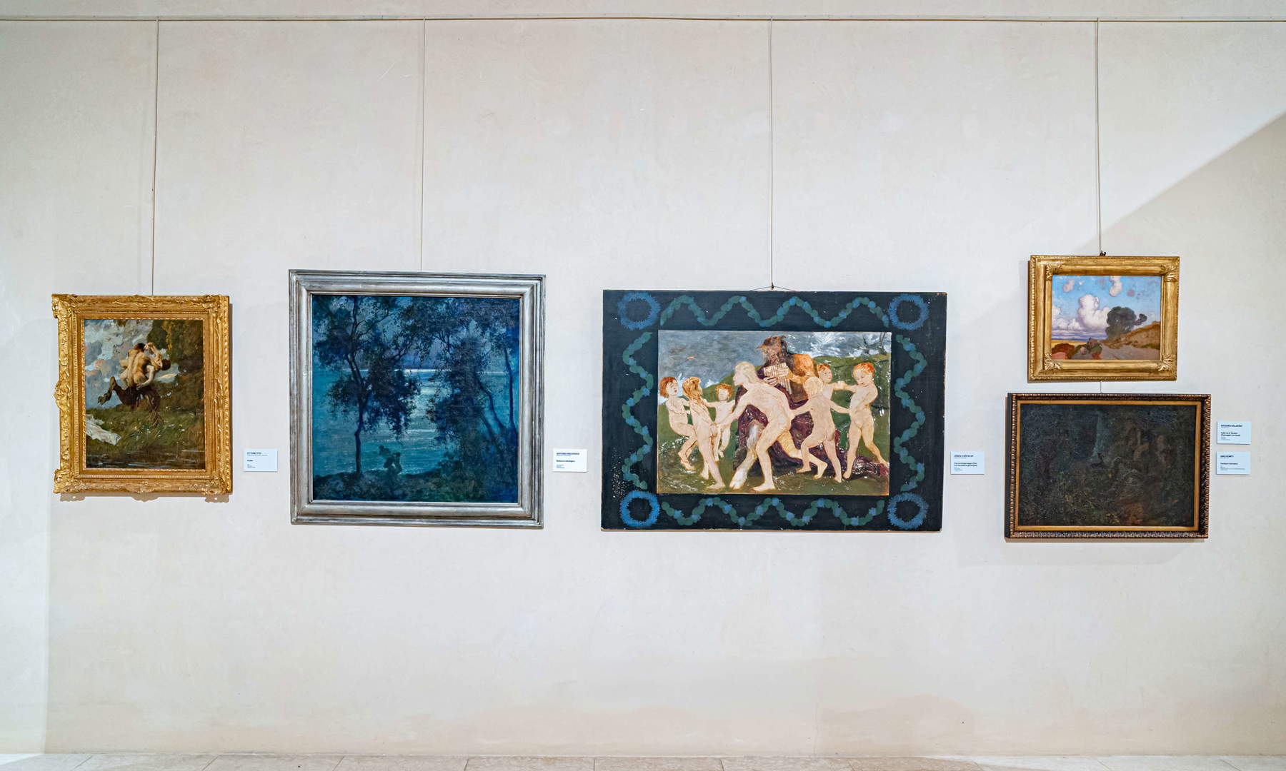 Mise en place de l'exposition Le symbolisme en Italie