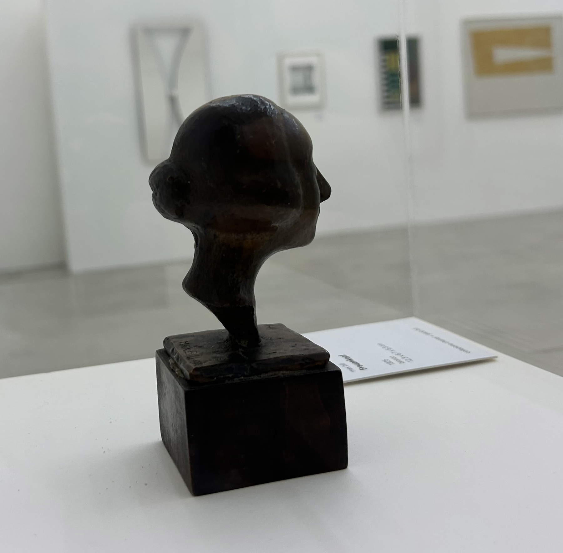 Max Bill, Frauenkopf (1925; bronce)