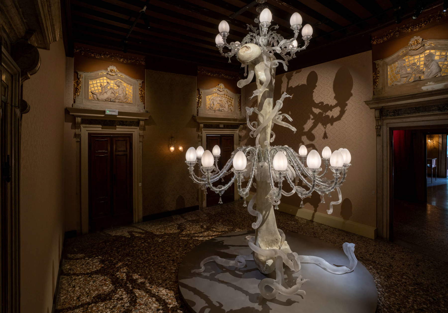 Allestimenti della mostra We thought we were alone di Koen Vanmechelen. Foto: Kris Vervaeke