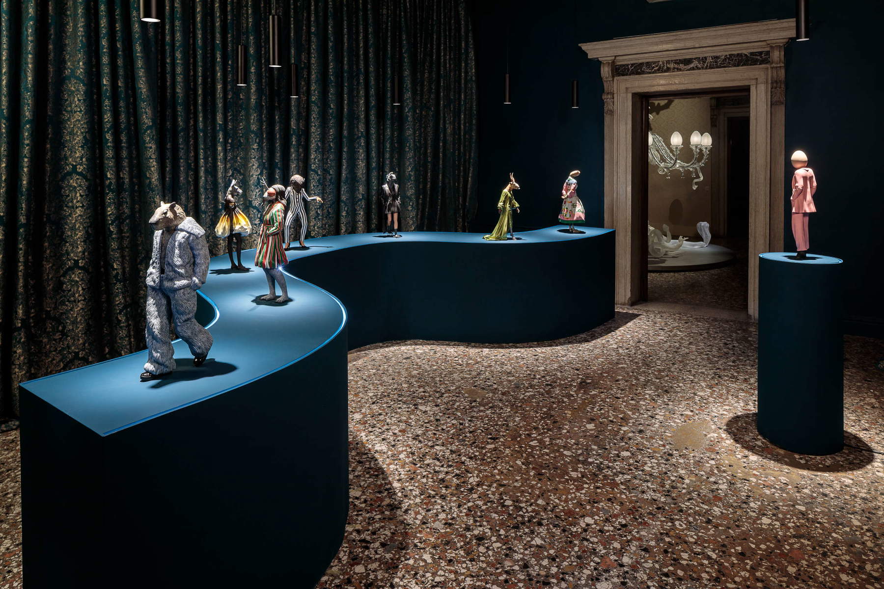 Allestimenti della mostra We thought we were alone di Koen Vanmechelen. Foto: Francesco Allegretto