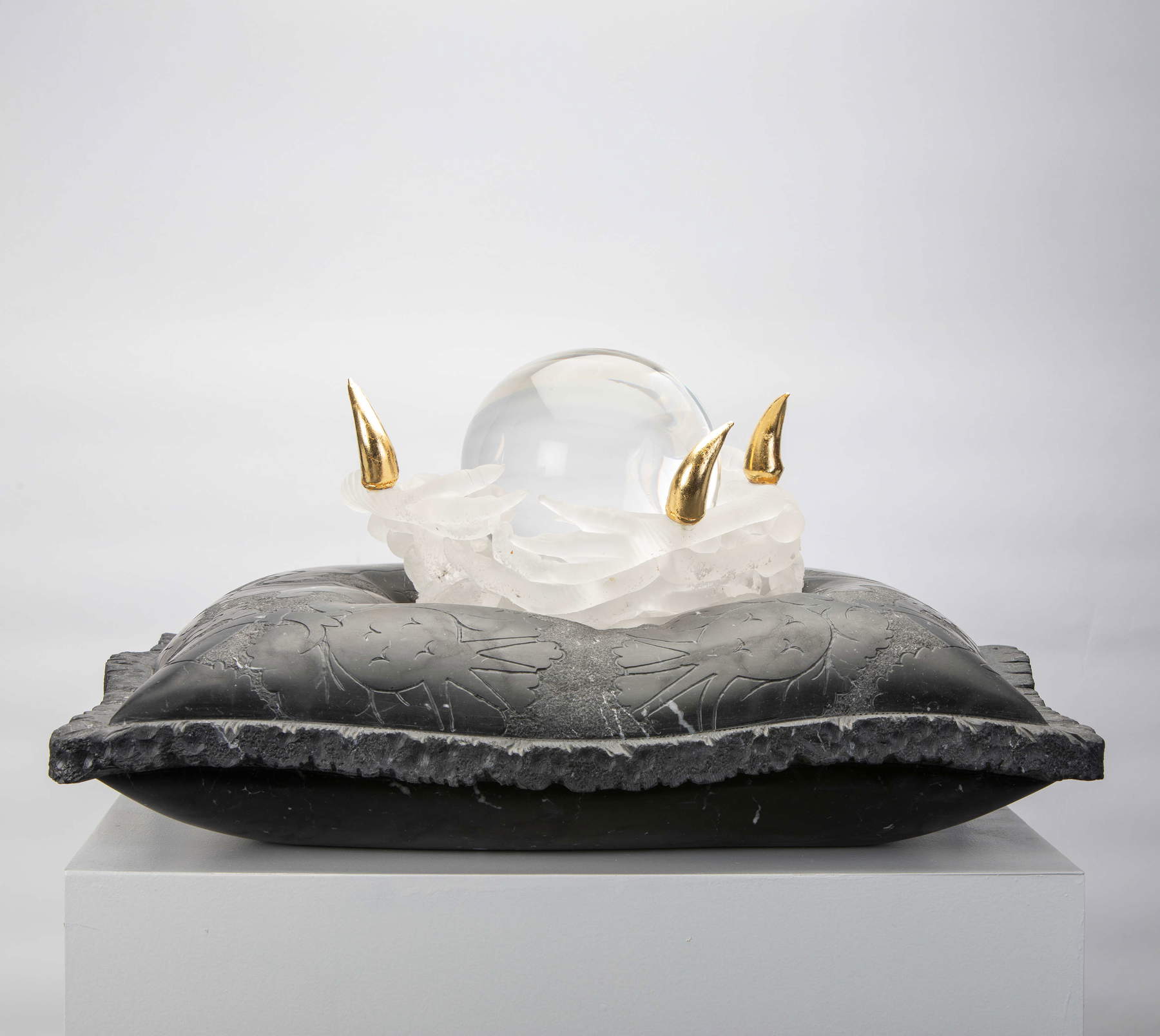 Koen Vanmechelen, Carried By Generations (2023; marmo, vetro, foglia d'oro, 27 x 53 x 53 cm). Foto: Philippe van Gelooven