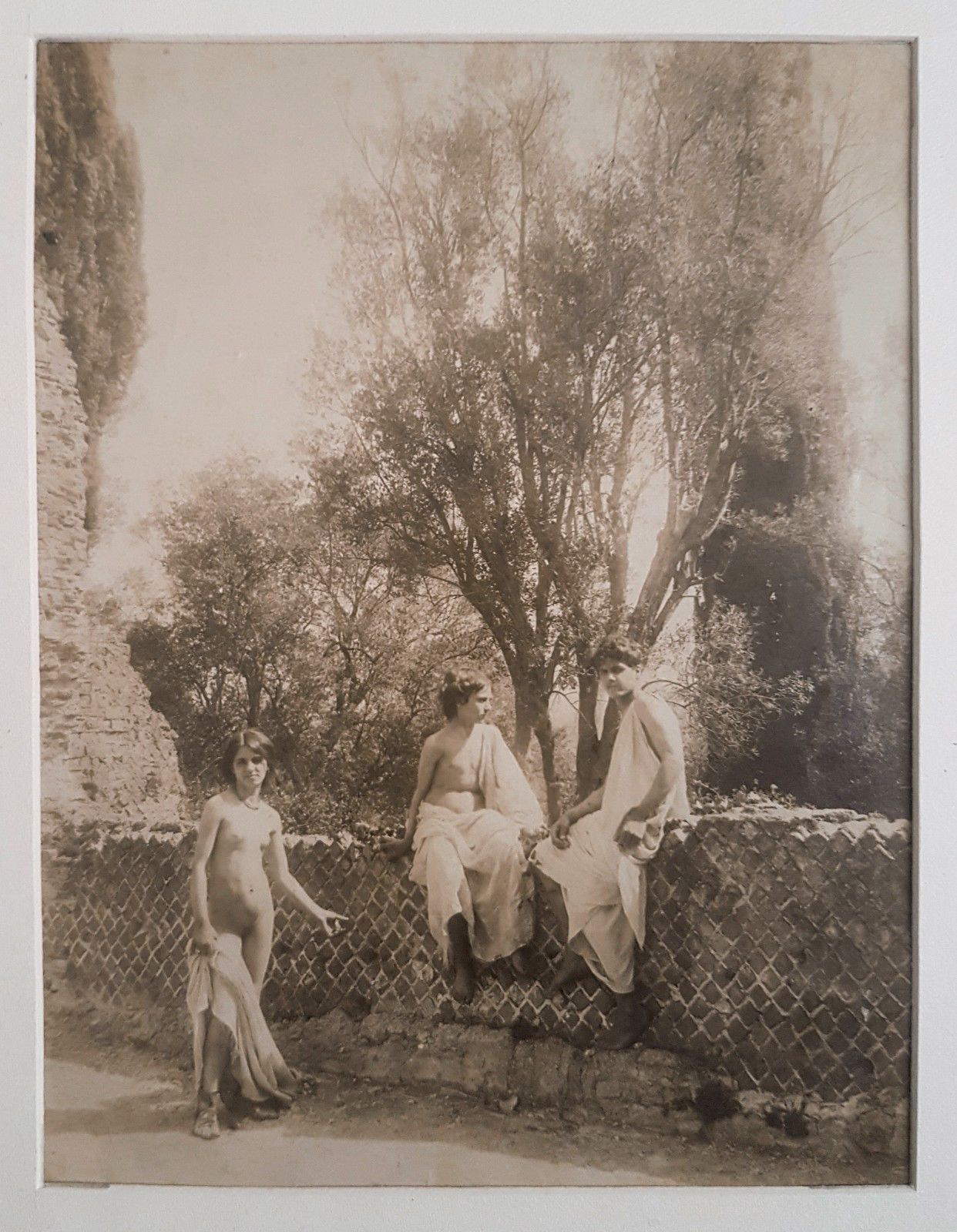 Wilhelm von Pl&uuml;schow, Desnudos drapeados frente a las ruinas clásicas de la Villa Adriana en Tívoli (c. 1897; impresión antigua a la albúmina, 21,3 x 16,5 cm; Colección privada, Tívoli)