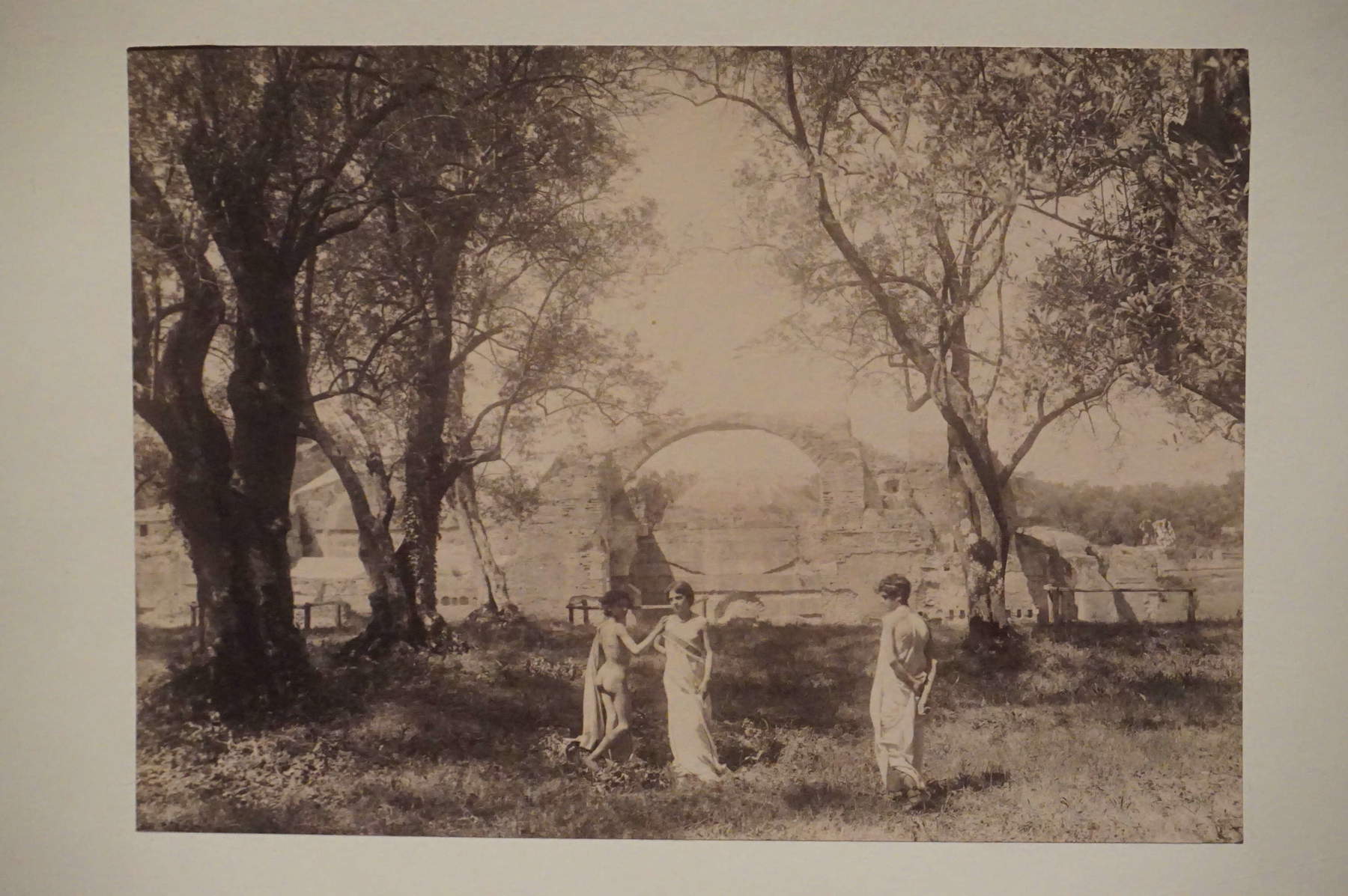 Wilhelm von Pl&uuml;schow, Muchachos, escena idílica en un paisaje (ca. 1900; impresión antigua a la albúmina, 16,2 x 22,7 cm; Colección particular, Tivoli)