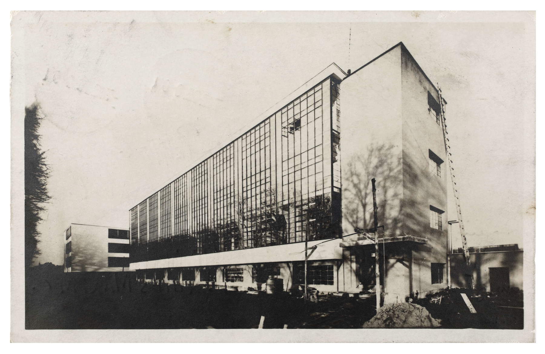 Cartolina di Schlemmer a MPW in Hattingen, fronte retro con la foto dell&rsquo;edificio del Bauhaus, firmata da Willers, Schwitter, Schlemmer, etc., 7 dicembre 1926. Su concessione di Fondazione Max Peiffer Watenphul