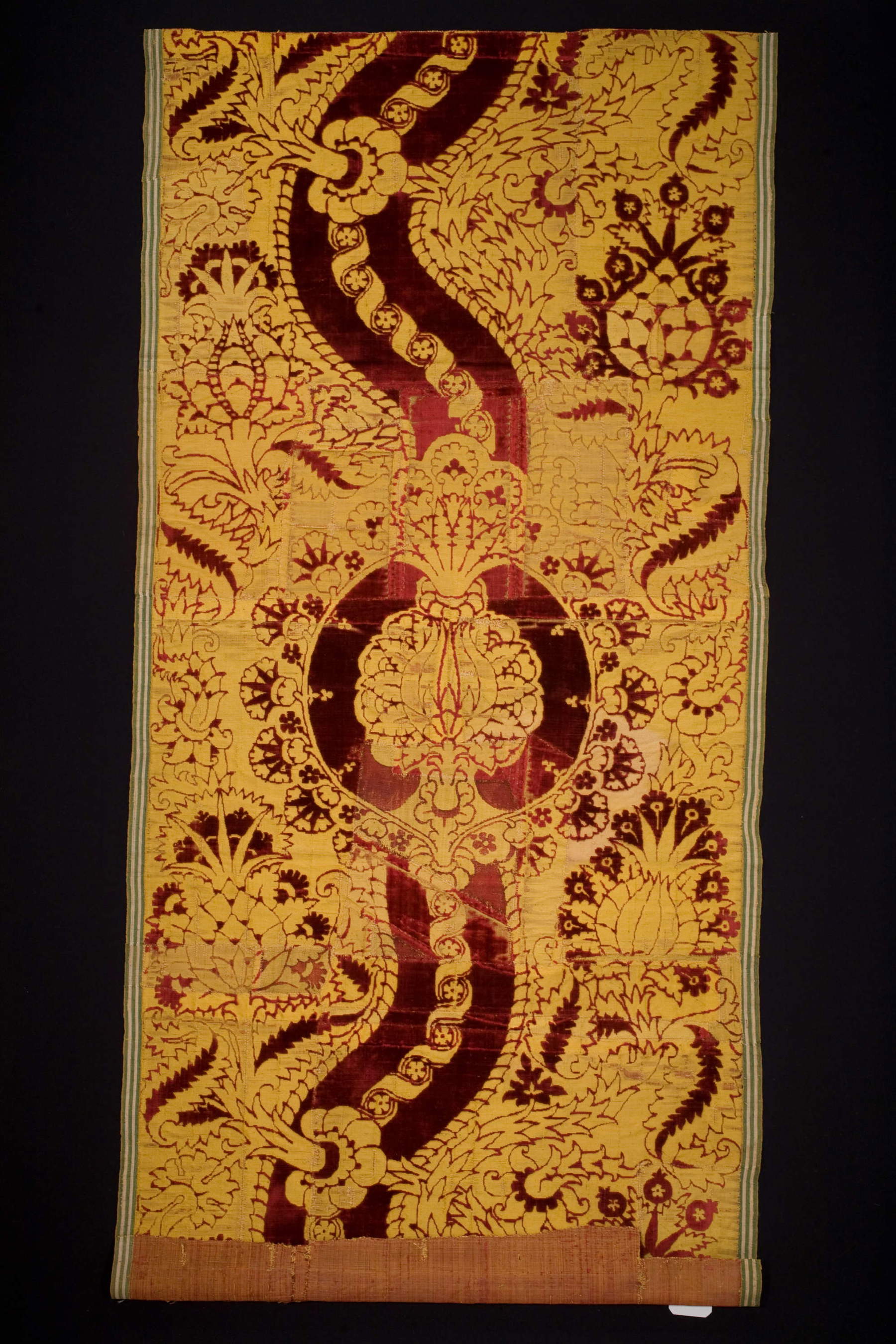 Manifattura fiorentina, Velluto operato (ultimo quarto del XV secolo; velluto tagliato operato e lanciato, seta; Prato, Museo del Tessuto)