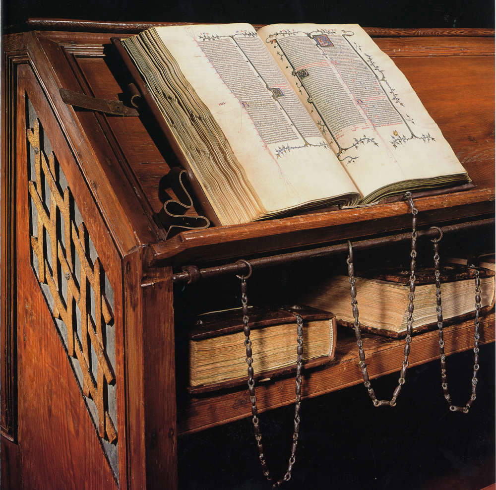 Biblioteca Malatestiana, Codice su pluteo. Foto: Archivio IAT Cesena, CC BY-NC-SA 3.0
