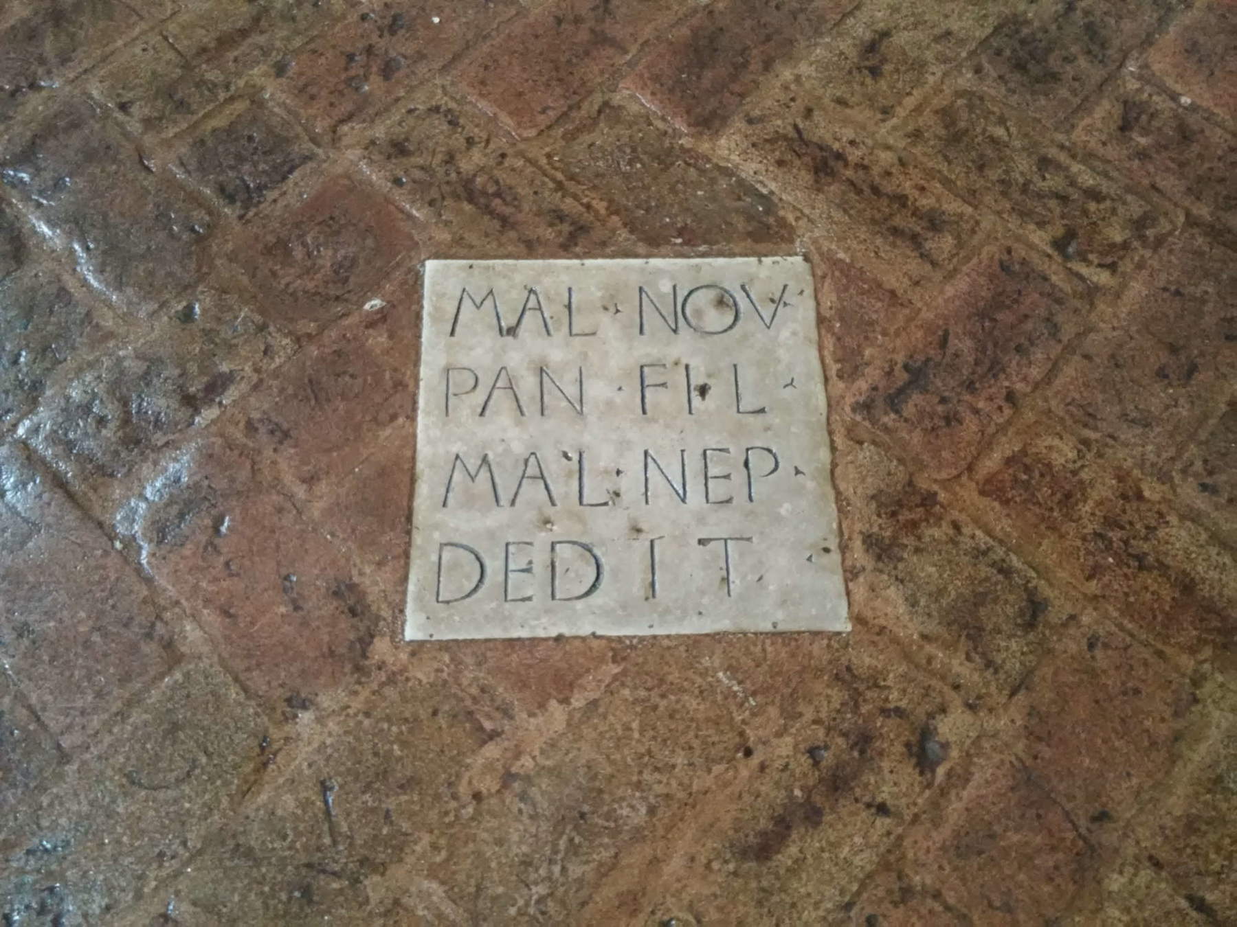 Iscrizione che ricorda il dono di Malatesta Novello. Foto: Finestre sull'Arte