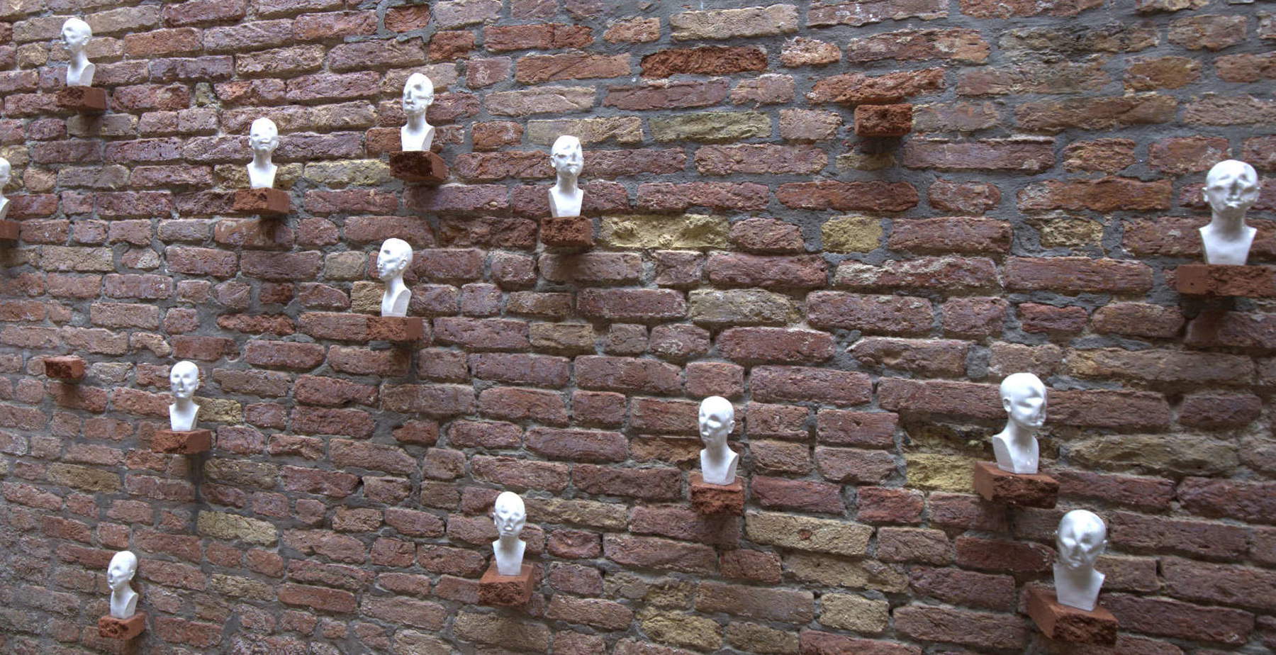 Nurdian Ichsan, Mass - Ghosts (2015-2026 ; brique, porcelaine émaillée, dimensions variables). Photo : Alessandro Pasquali / Projet Danae
