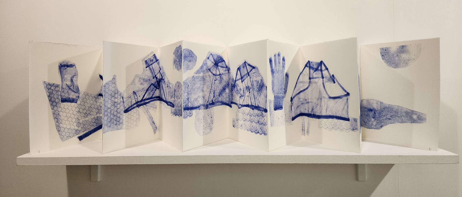 Theresia Agustina Sitompul, Postmooi (2026 ; impression sur papier carbone sur papier coton, 140 x 28 x 38 cm). Photo : Finestre sull'Arte