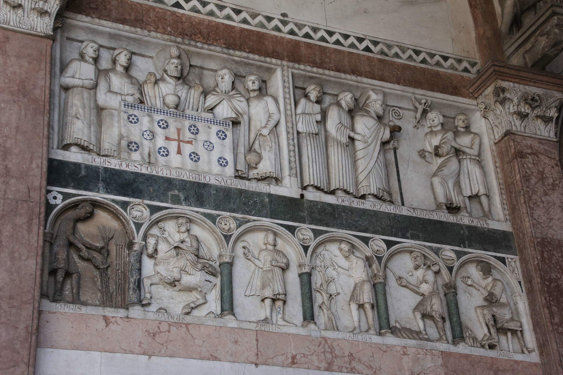 Der Zyklus der Monate im Dom von Lucca: Januar-Juni (von rechts nach links). Foto: Gianni Careddu