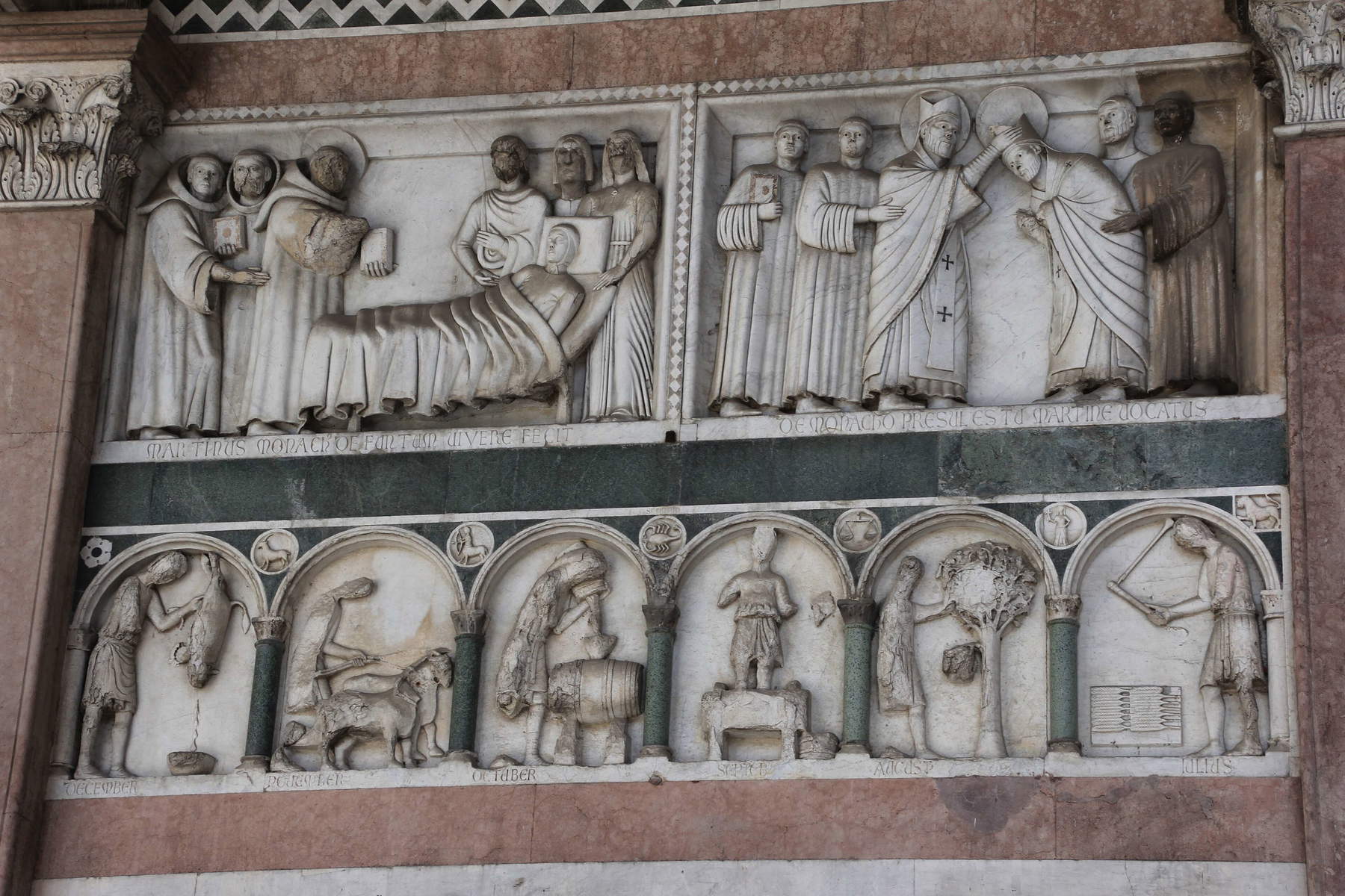 Der Zyklus der Monate im Dom von Lucca: Juli-Dezember (von rechts nach links). Foto: Gianni Careddu