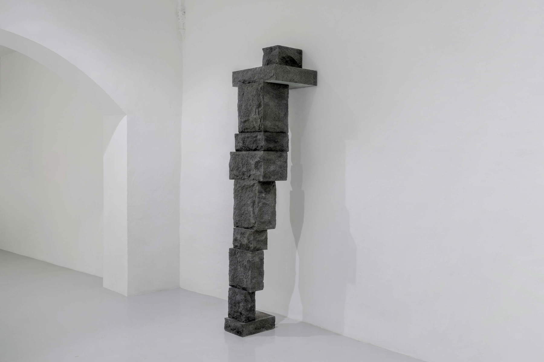 Antony Gormley, Big Counter (2026 ; basalte, 271,8 x 67,3 x 78,9 cm). Avec l'aimable autorisation de l'artiste et de la Galleria Continua, Copyright : © l'artiste. Photo : Ela Bialkowska, OKNO Studio
