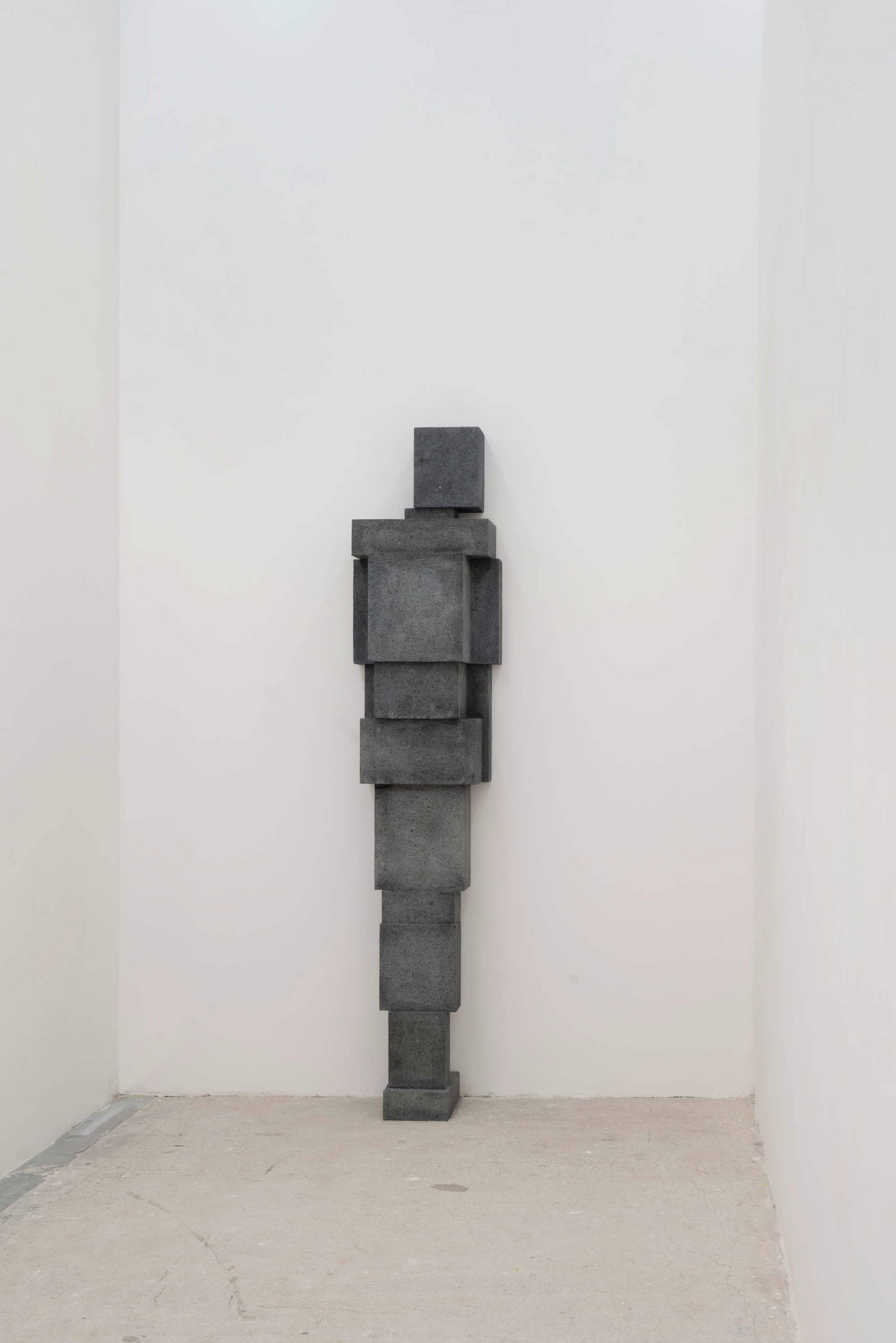 Antony Gormley, Big Press (2026 ; basalte, 288,9 x 62,6 x 42,2 cm). Avec l'aimable autorisation de l'artiste et de la Galleria Continua, Copyright : © l'artiste. Photo : Ela Bialkowska, OKNO Studio
