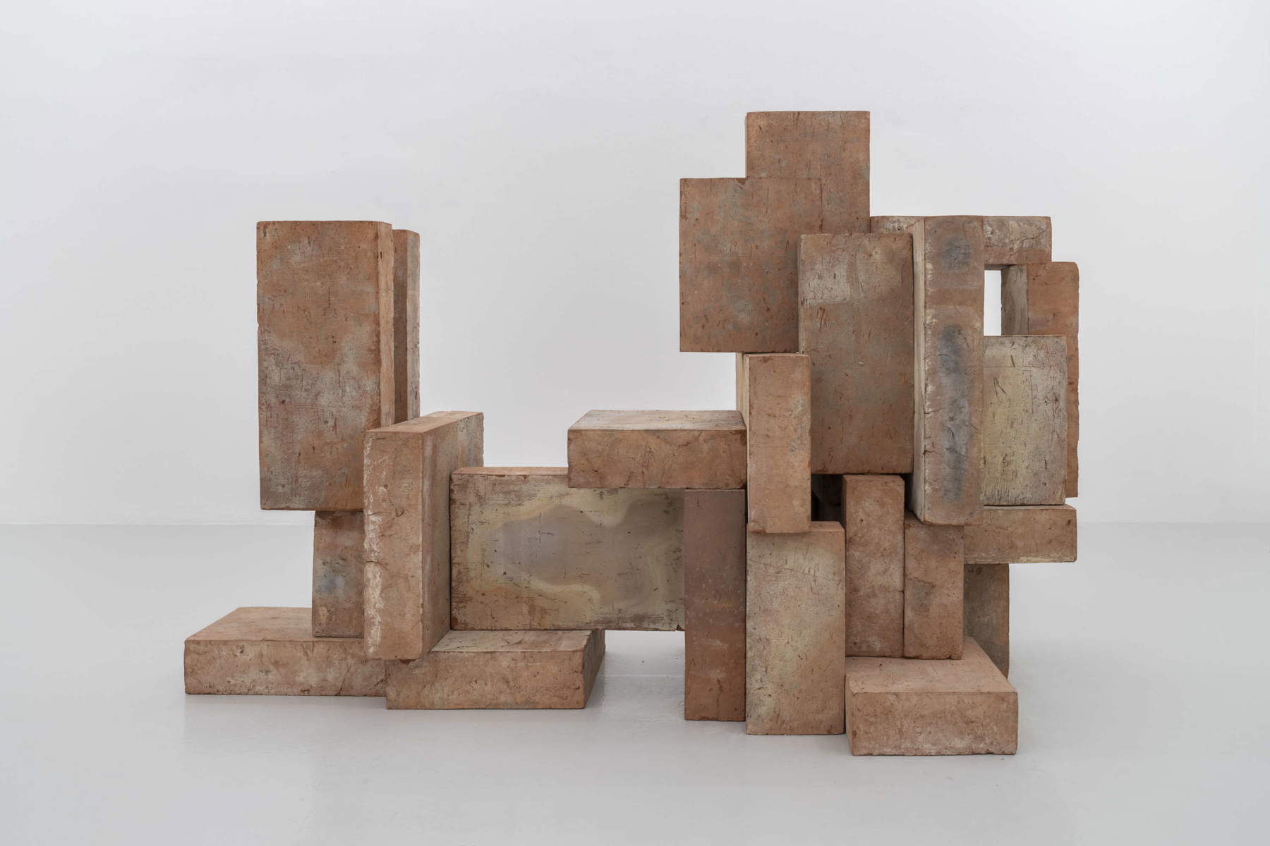 Antony Gormley, Close (2025 ; terre cuite, 152 x 112,6 x 227,4 cm). Avec l'aimable autorisation de l'artiste et de la Galleria Continua, Copyright : © l'artiste. Photo : Ela Bialkowska, OKNO Studio

