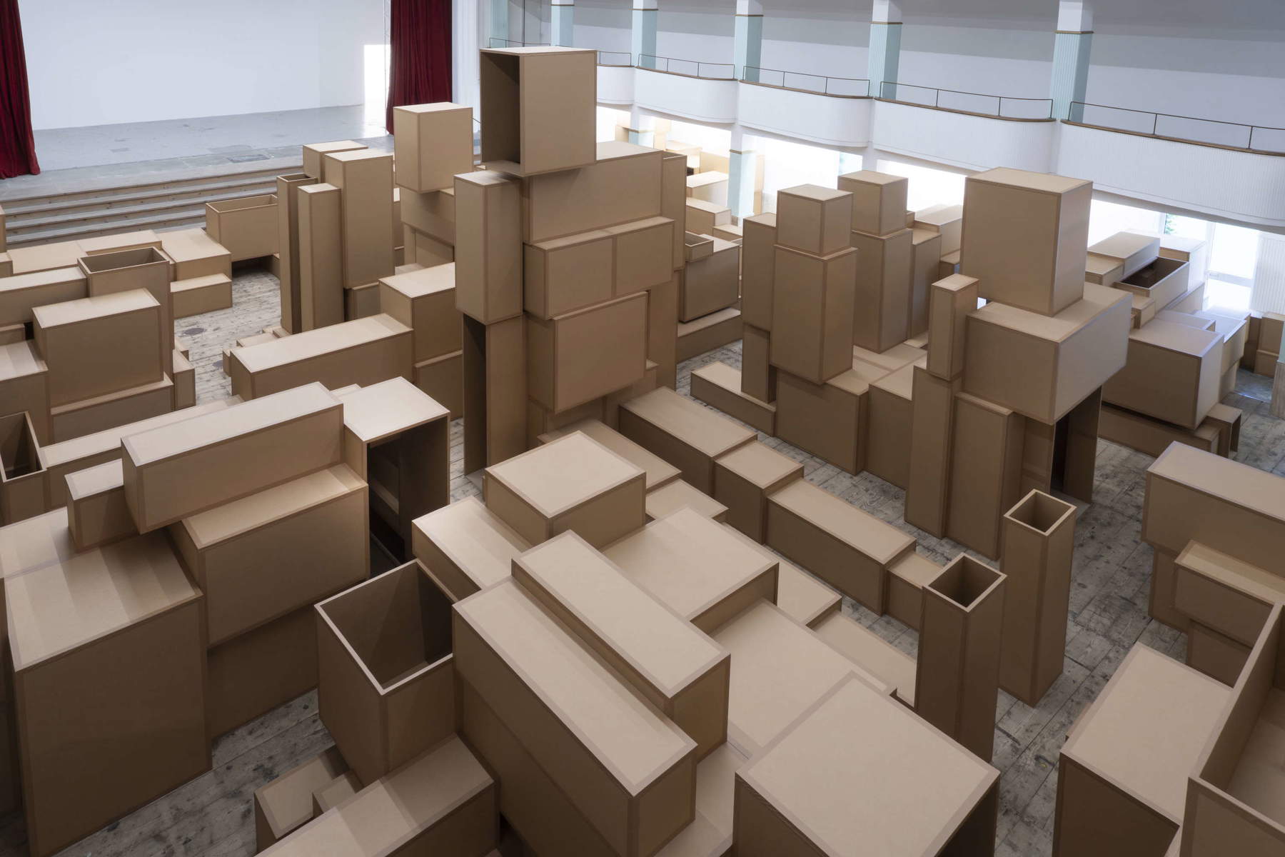 Antony Gormley, Innercity (2026 ; carton, 15 figures, dimensions variables). Avec l'aimable autorisation de l'artiste et de la Galleria Continua, Copyright : © l'artiste. Photo : Ela Bialkowska, OKNO Studio
