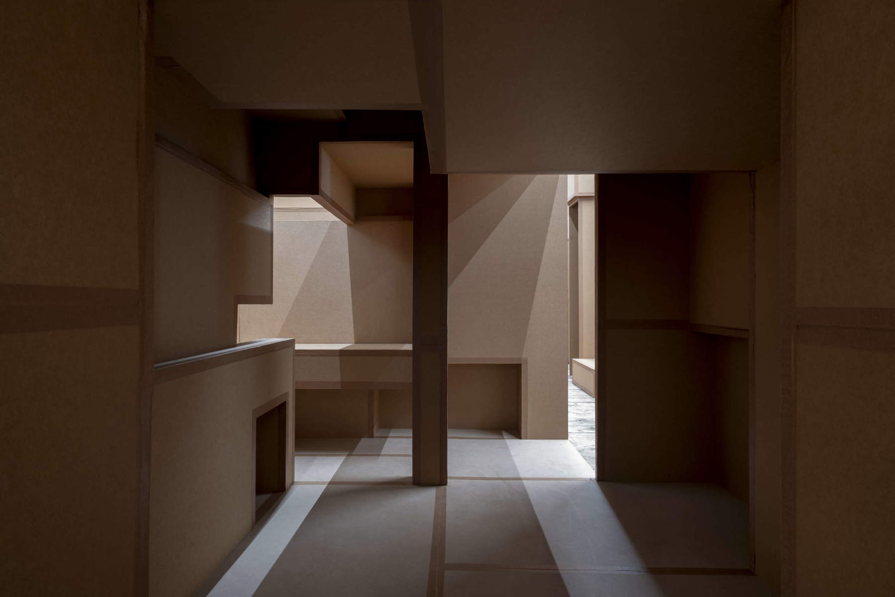 Antony Gormley, Innercity (2026 ; carton, 15 figures, dimensions variables). Avec l'aimable autorisation de l'artiste et de la Galleria Continua, Copyright : © l'artiste. Photo : Ela Bialkowska, OKNO Studio
