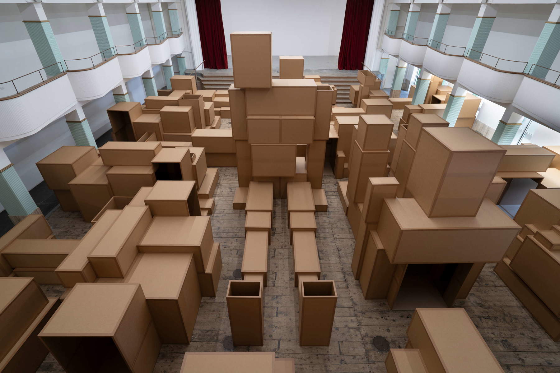 Antony Gormley, Innercity (2026 ; carton, 15 figures, dimensions variables). Avec l'aimable autorisation de l'artiste et de la Galleria Continua, Copyright : © l'artiste. Photo : Ela Bialkowska, OKNO Studio

