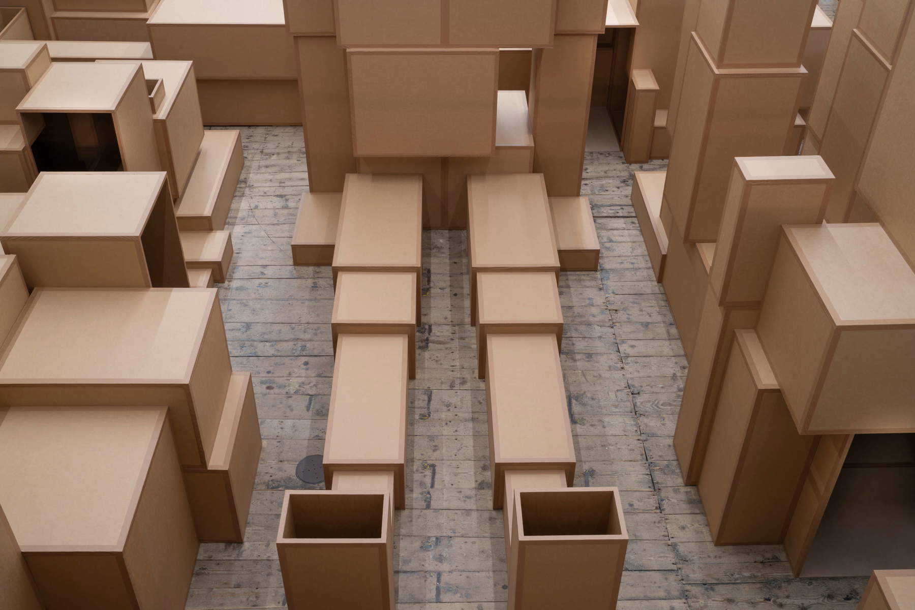 Antony Gormley, Innercity (2026 ; carton, 15 figures, dimensions variables). Avec l'aimable autorisation de l'artiste et de la Galleria Continua, Copyright : © l'artiste. Photo : Ela Bialkowska, OKNO Studio
