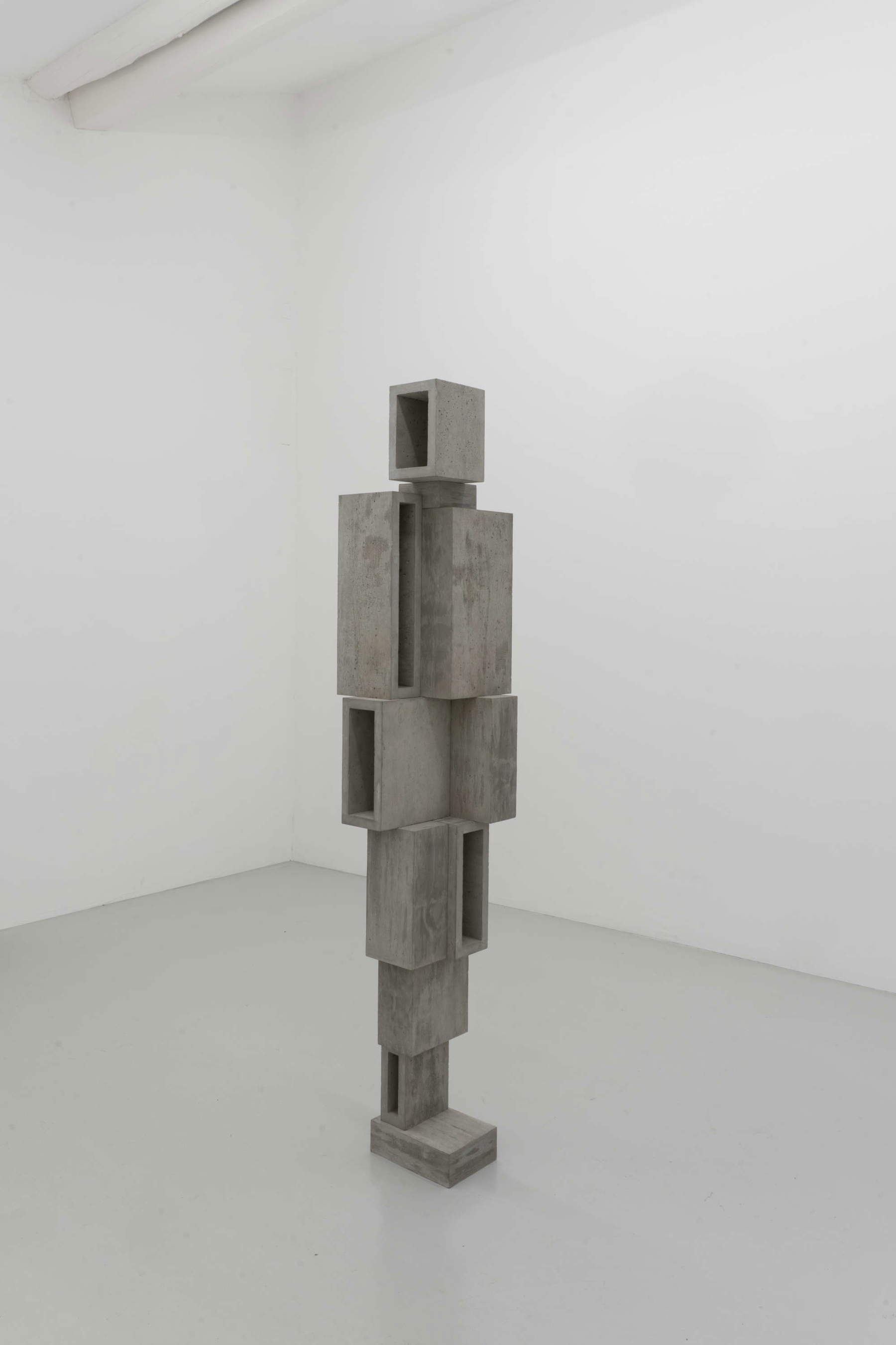 Antony Gormley, Open Ward (2026 ; béton, 189,5 x 39 x 33,5 cm). Avec l'aimable autorisation de l'artiste et de la Galleria Continua, Copyright : © l'artiste. Photo : Ela Bialkowska, OKNO Studio
