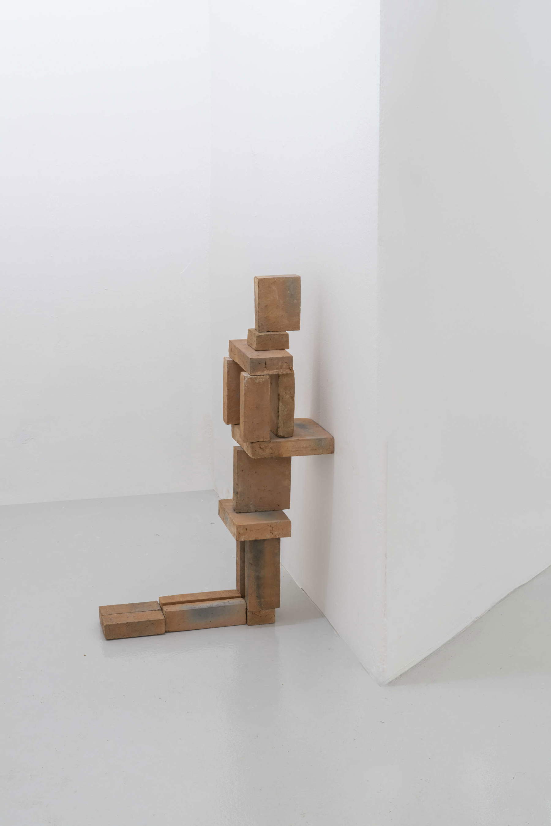 Antony Gormley, Small assume (2026 ; terre cuite, 75,5 x 19,5 x 48,5 cm). Avec l'aimable autorisation de l'artiste et de la Galleria Continua, Copyright : © l'artiste. Photo : Ela Bialkowska, OKNO Studio
