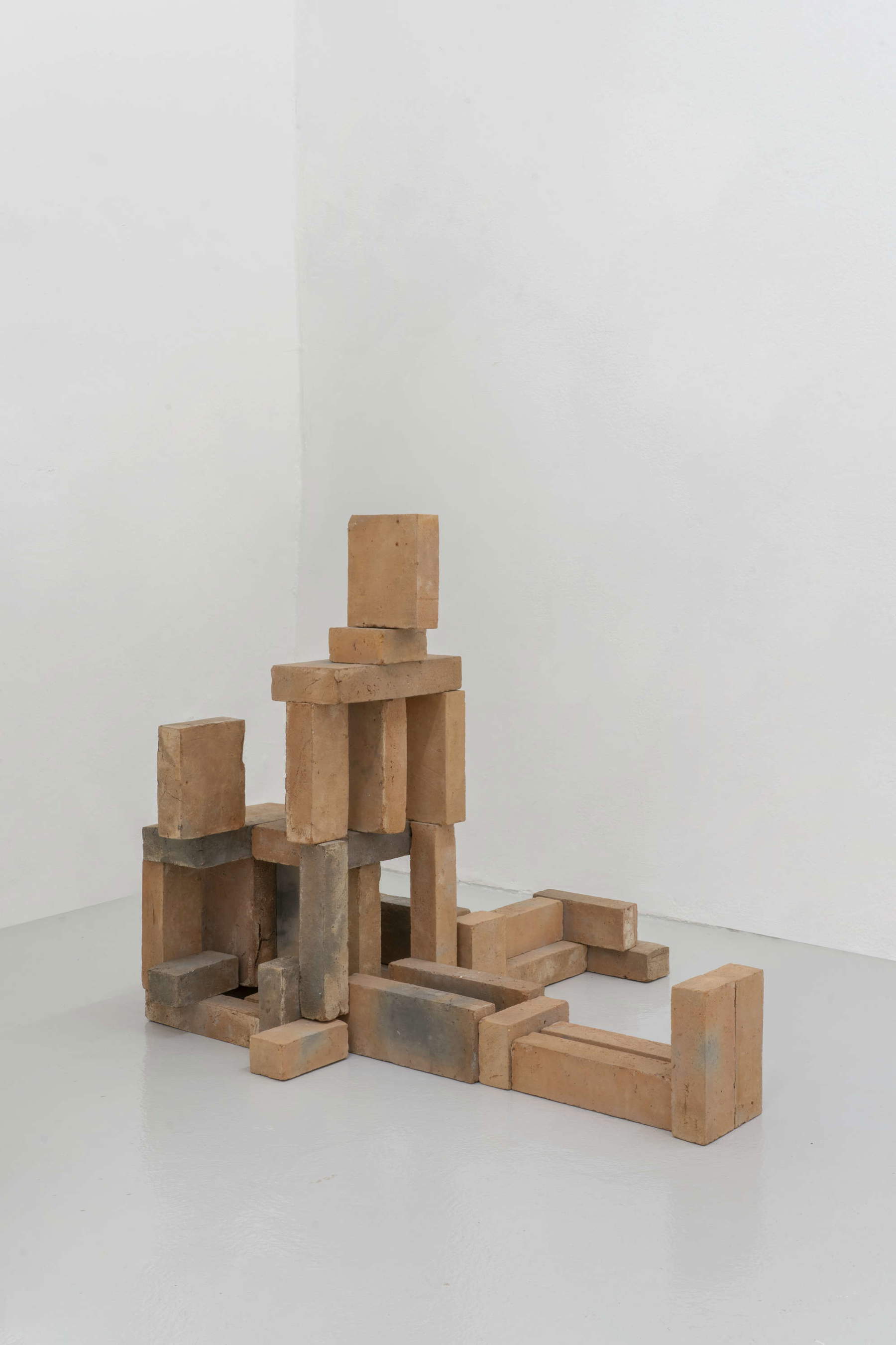 Antony Gormley, Small Harbour (2026 ; terre cuite, 54,5 x 56,5 x 69 cm). Avec l'aimable autorisation de l'artiste et de la Galleria Continua, Copyright : © l'artiste. Photo : Ela Bialkowska, OKNO Studio
