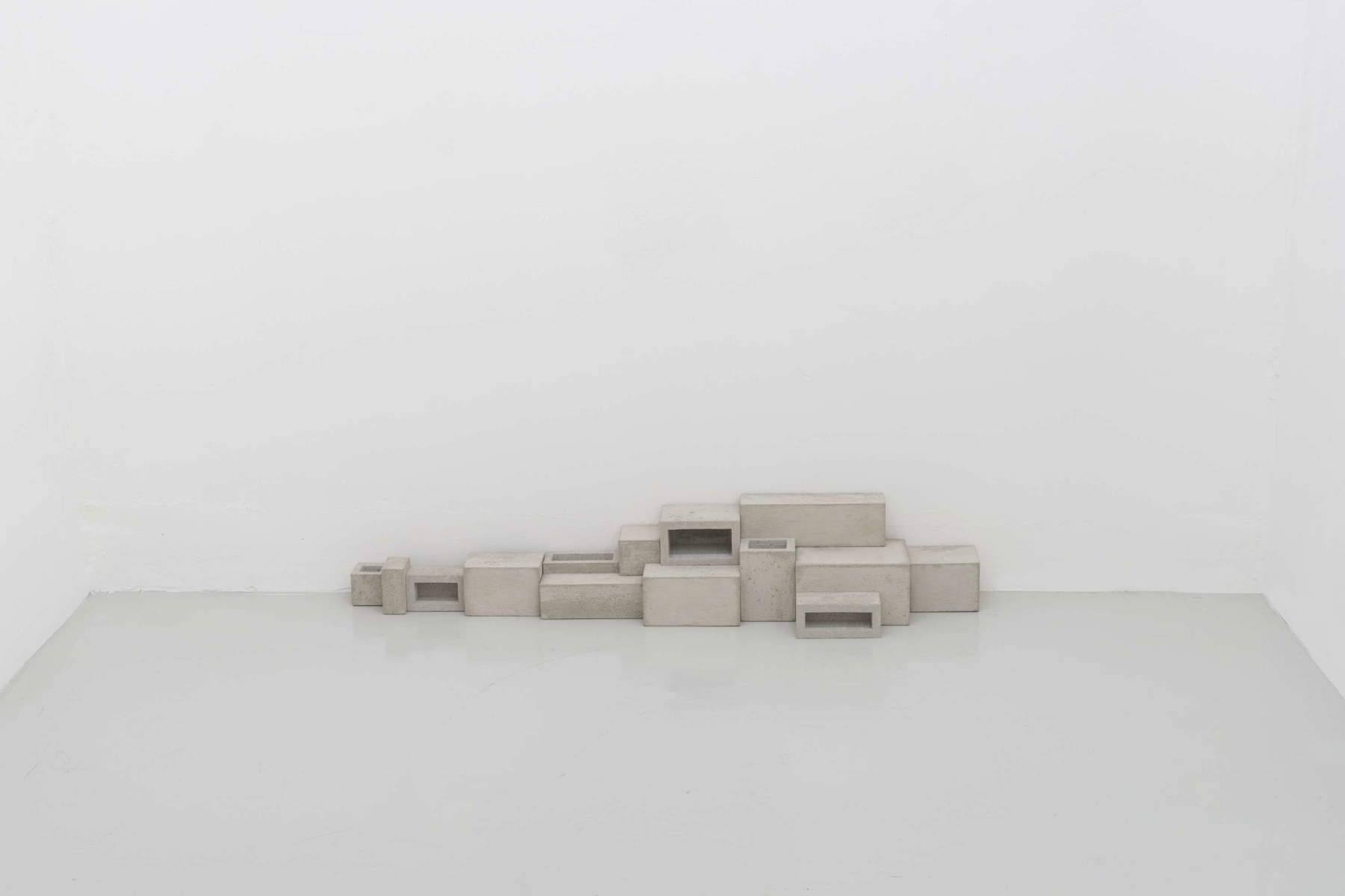 Antony Gormley, Small open relief (2026 ; béton, 16,9 x 99 x 21,1 cm). Avec l'aimable autorisation de l'artiste et de la Galleria Continua, Copyright : © l'artiste. Photo : Ela Bialkowska, OKNO Studio
