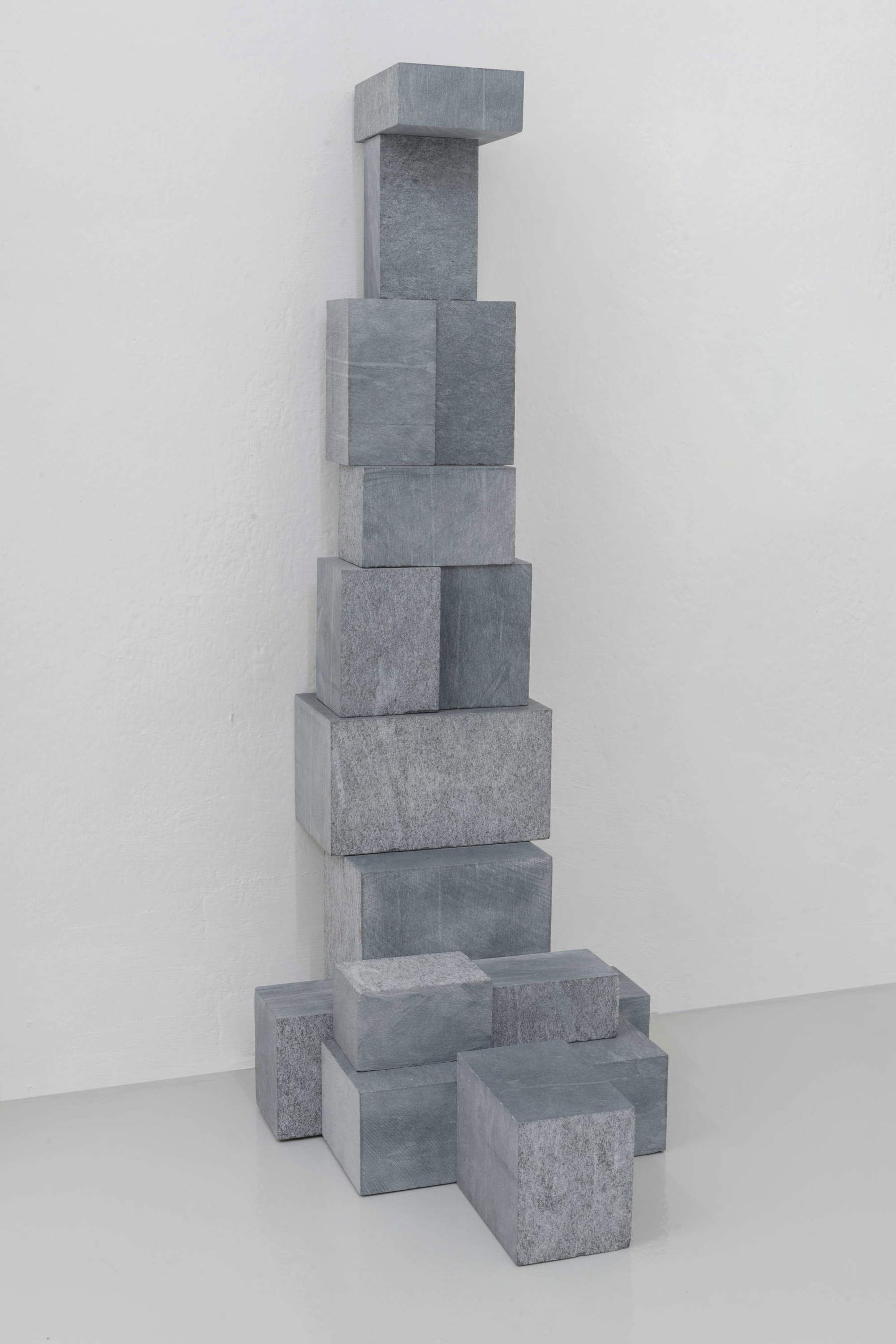 Antony Gormley, Small slump (2026 ; grès, 74,5 x 29 x 37,3 cm). Avec l'aimable autorisation de l'artiste et de la Galleria Continua, Copyright : © l'artiste. Photo : Ela Bialkowska, OKNO Studio
