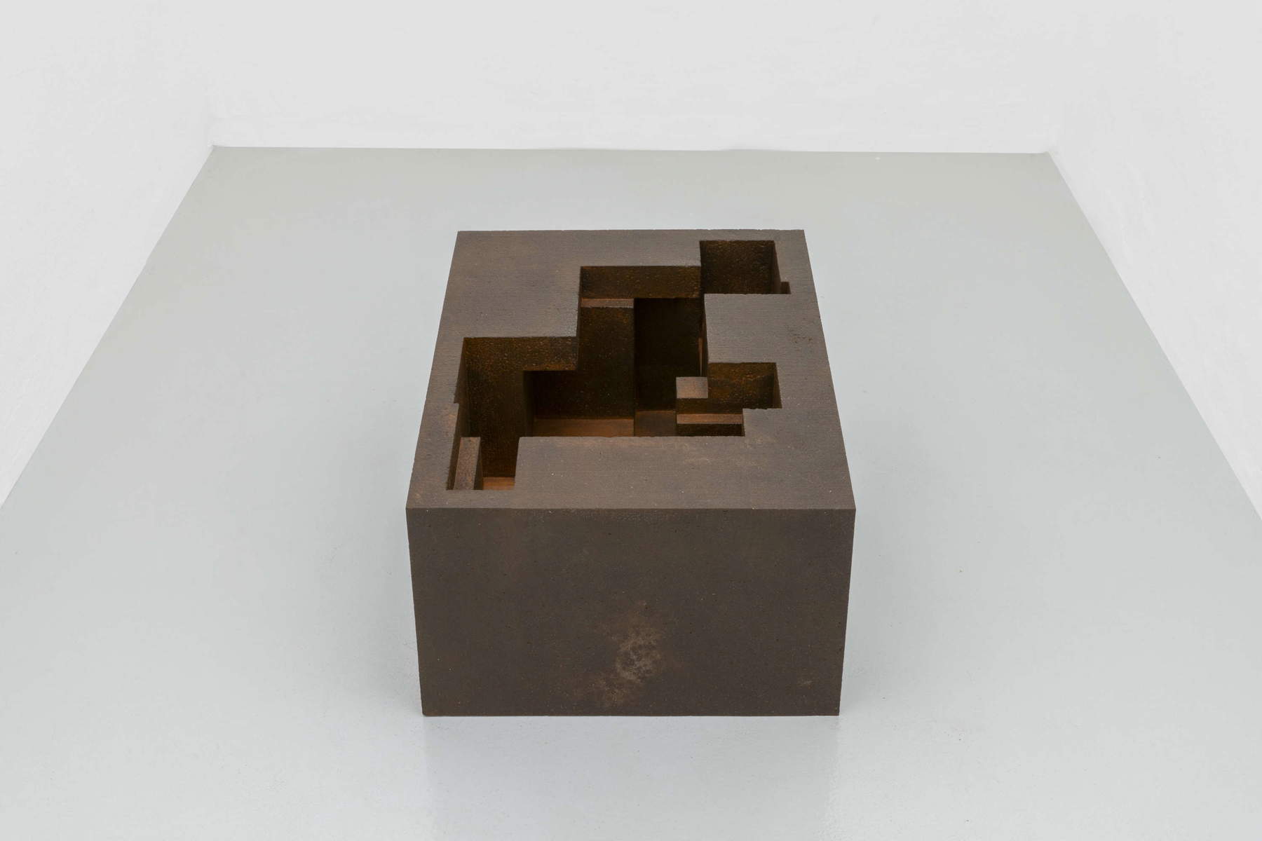 Antony Gormley, Small whole (2025 ; fer, 20,7 x 48,1 x 34,2 cm). Avec l'aimable autorisation de l'artiste et de la Galleria Continua, Copyright : © l'artiste. Photo : Ela Bialkowska, OKNO Studio
