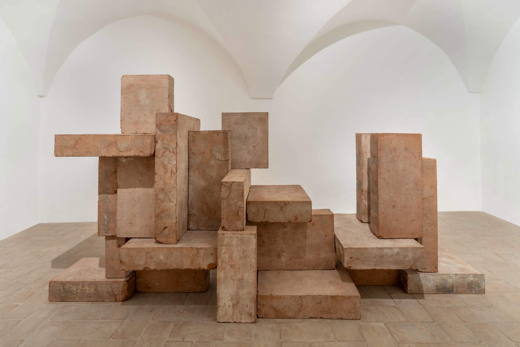 Antony Gormley, Togheter (2025 ; terre cuite, 24 éléments, 154,6 x 87,2 x 290,9 cm). Avec l'aimable autorisation de l'artiste et de la Galleria Continua, Copyright : © l'artiste. Photo : Ela Bialkowska, OKNO Studio
