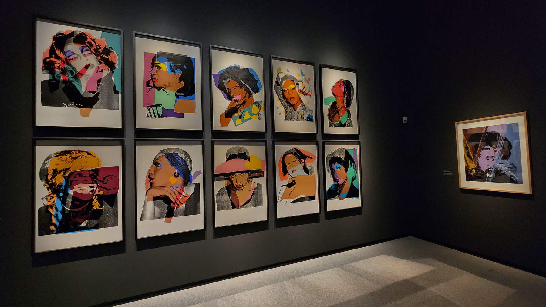 Montaje de la exposición «Andy Warhol. Ladies and Gentlemen»