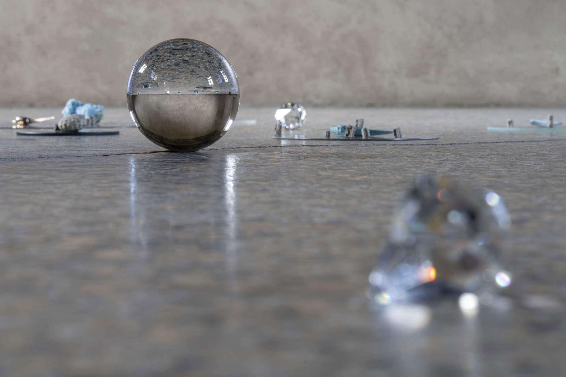 Nina Carini, „Lingue di cielo“ (2023–2025; Installation). Blick auf die Installation im Palazzo Lantieri, Gorizia. Foto: Lorenzo Palmieri