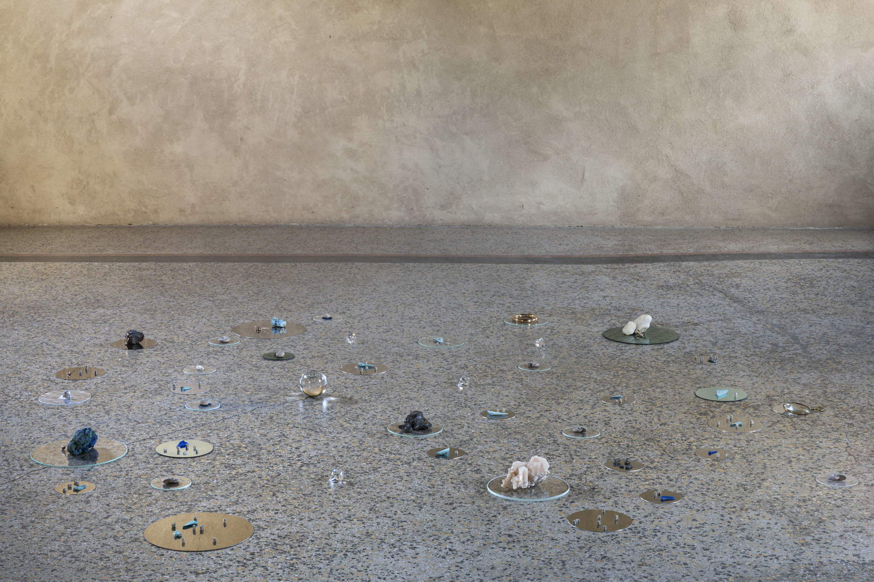 Nina Carini, „Lingue di cielo“ (2023–2025; Installation). Blick auf die Installation im Palazzo Lantieri, Gorizia. Foto: Lorenzo Palmieri